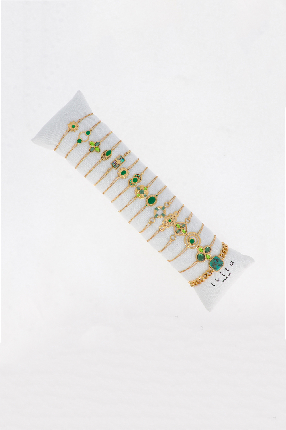 Großhändler Ikita Paris - Set mit 15 Armbändern. Kissen gratis. Durchschnittspreis: 6,40 € zzgl. MwSt.