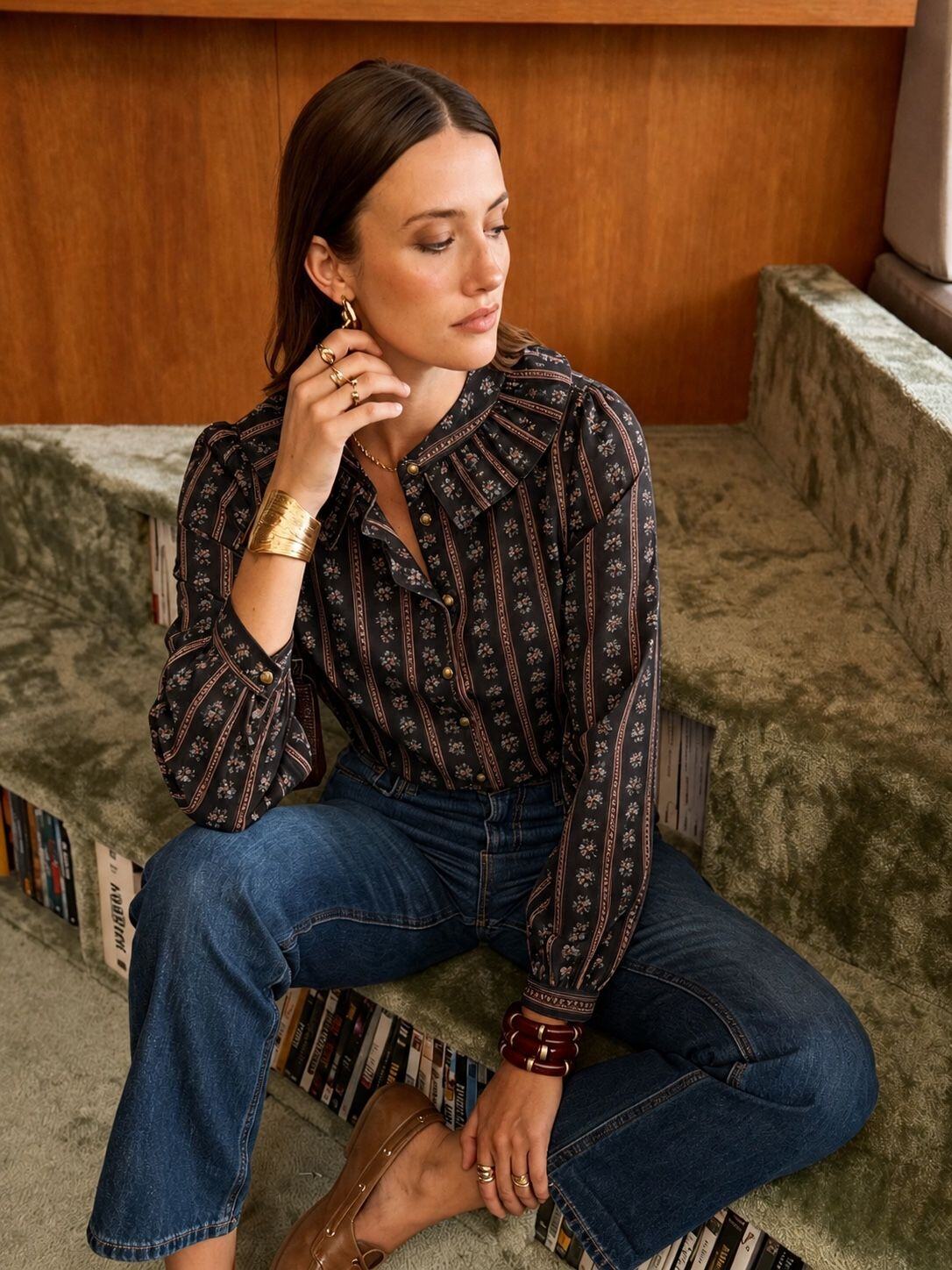 Wholesaler IN APRIL 1986 CURVE - Printed blouse with ruffled collar.