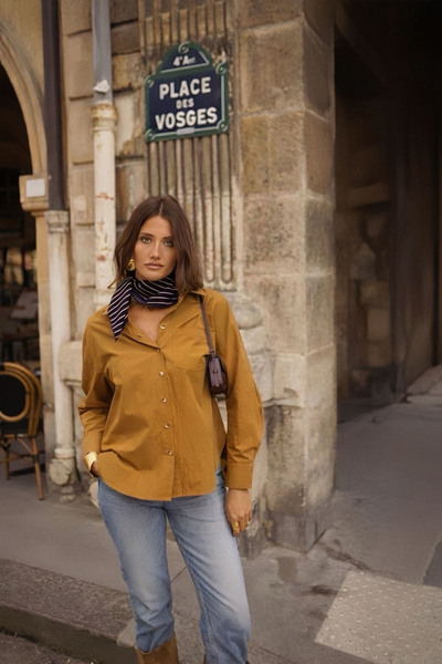 Grossiste In April 1986 Outlet - Chemise oversize en coton – Élégance minimaliste et allure parisienne - incarne le chic décontracté à la française. Grossiste In April 1986 Outlet - Chemise oversize en coton – Élégance minimaliste et allure parisienne - incarne le chic décontracté à la française.