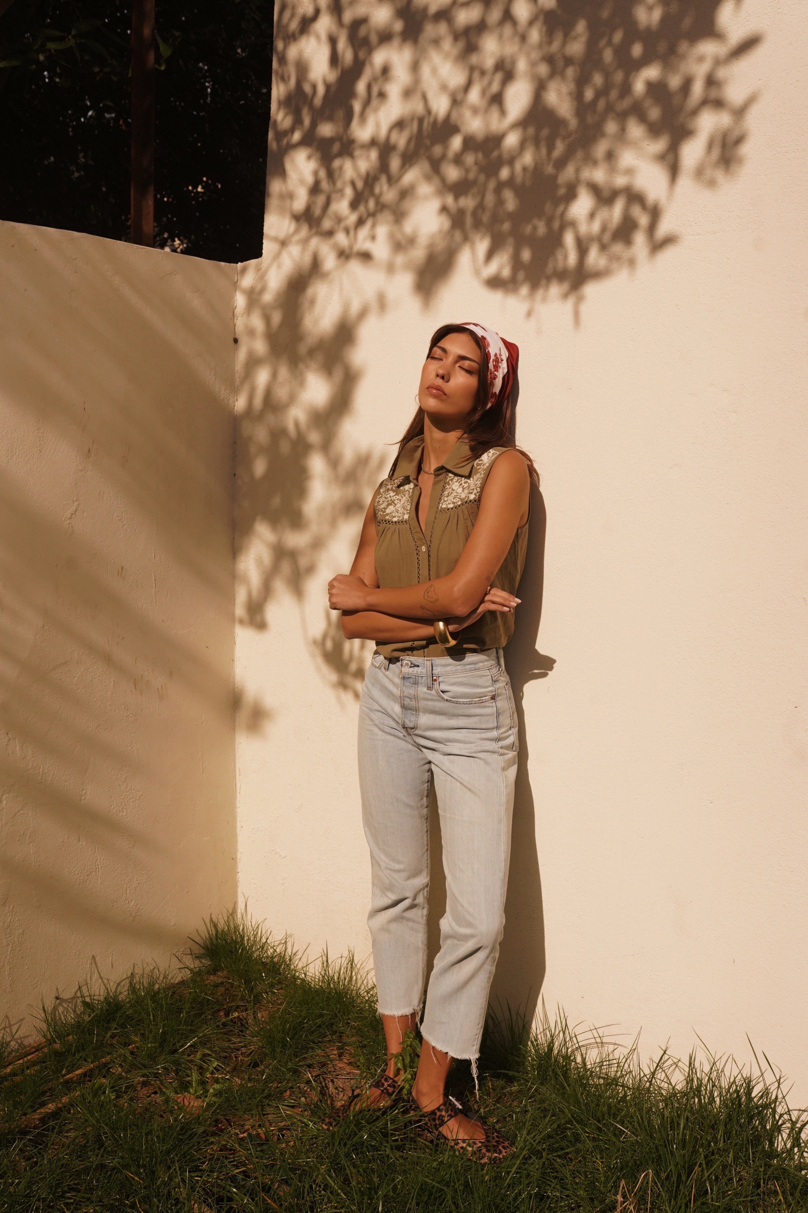 Wholesaler In April 1986 Outlet - Embroidered sleeveless khaki blouse.
