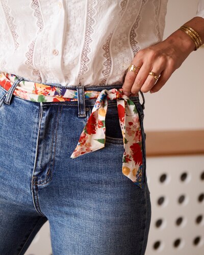 Grossiste In April 1986 - Ceinture foulard fleurie – L’accessoire tendance pour sublimer vos tenues. Grossiste In April 1986 - Ceinture foulard fleurie – L’accessoire tendance pour sublimer vos tenues.