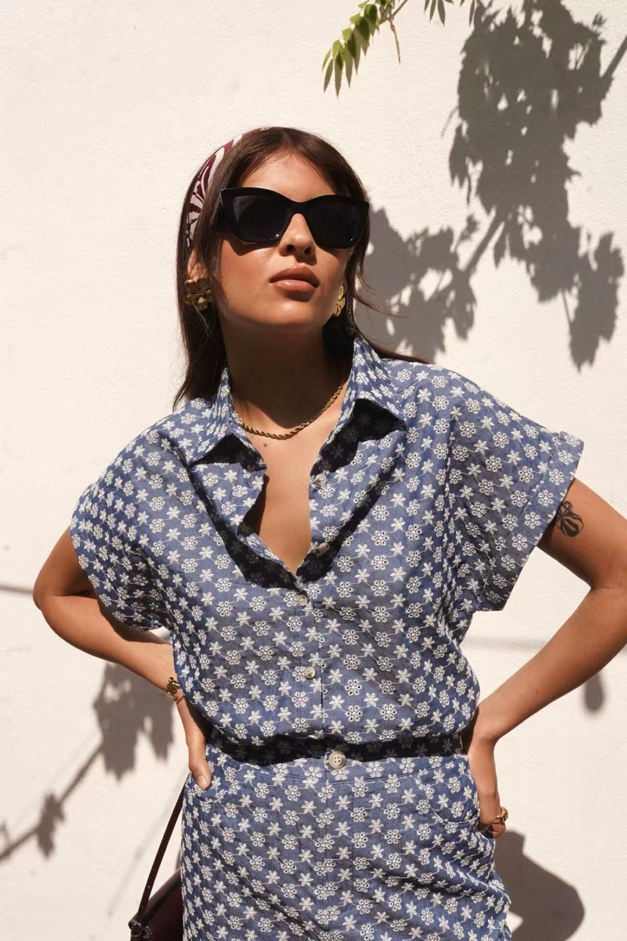 Grossiste In April 1986 - Blouse bleu élégante, sublimée par un délicat brodé floral blanc