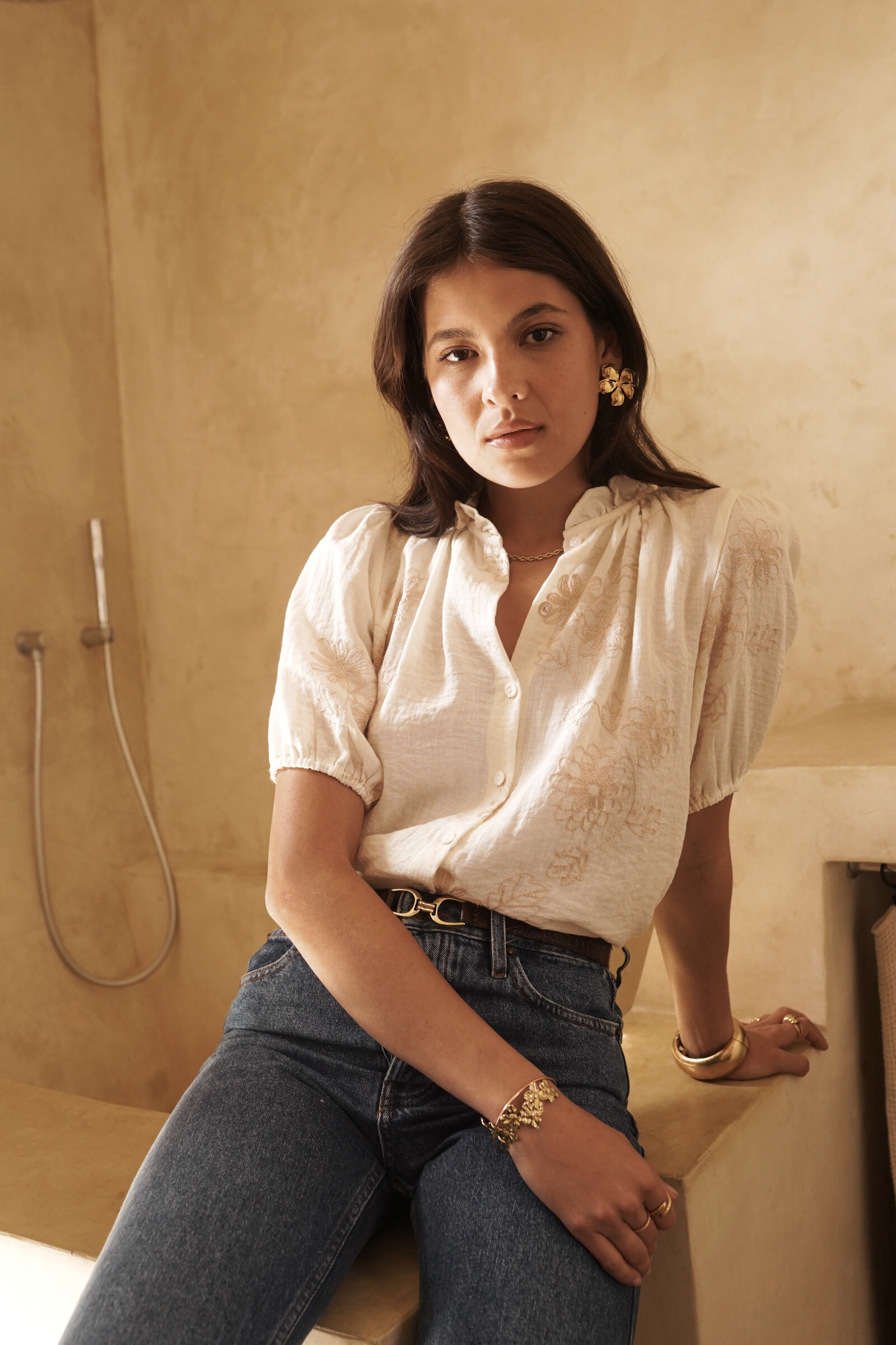 Wholesaler In April 1986 - Short-sleeved blouse, delicately embroidered with flowers for a feminine and refined touch.