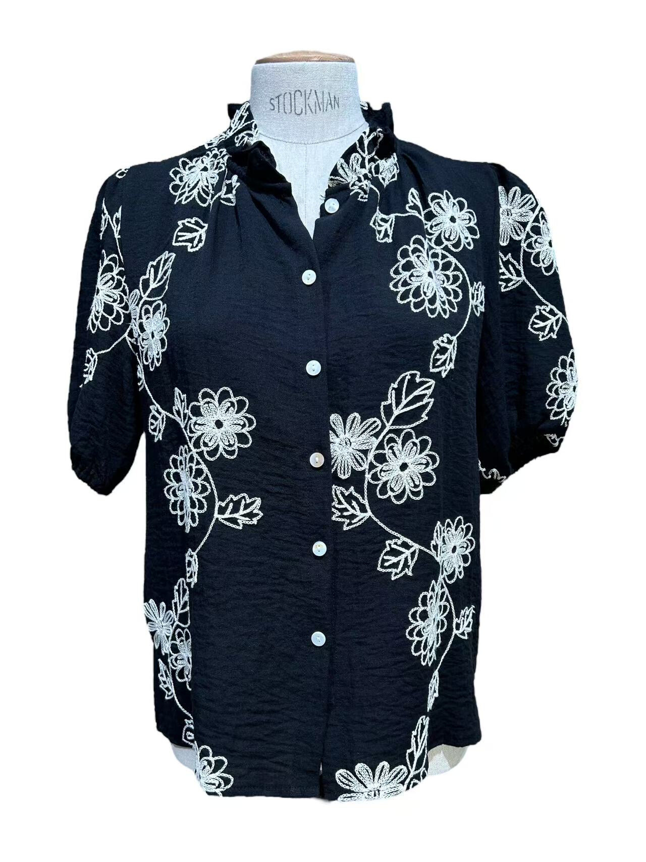 Großhändler In April 1986 - Kurzärmelige Bluse, zart bestickt mit Blumen für einen femininen und raffinierten Touch.