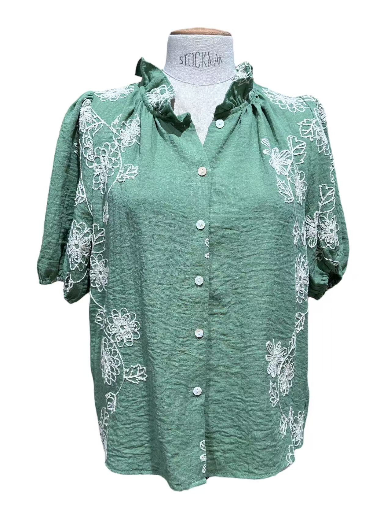 Grossiste In April 1986 - Blouse à manches courtes, délicatement brodée de fleurs pour une touche féminine et raffinée.