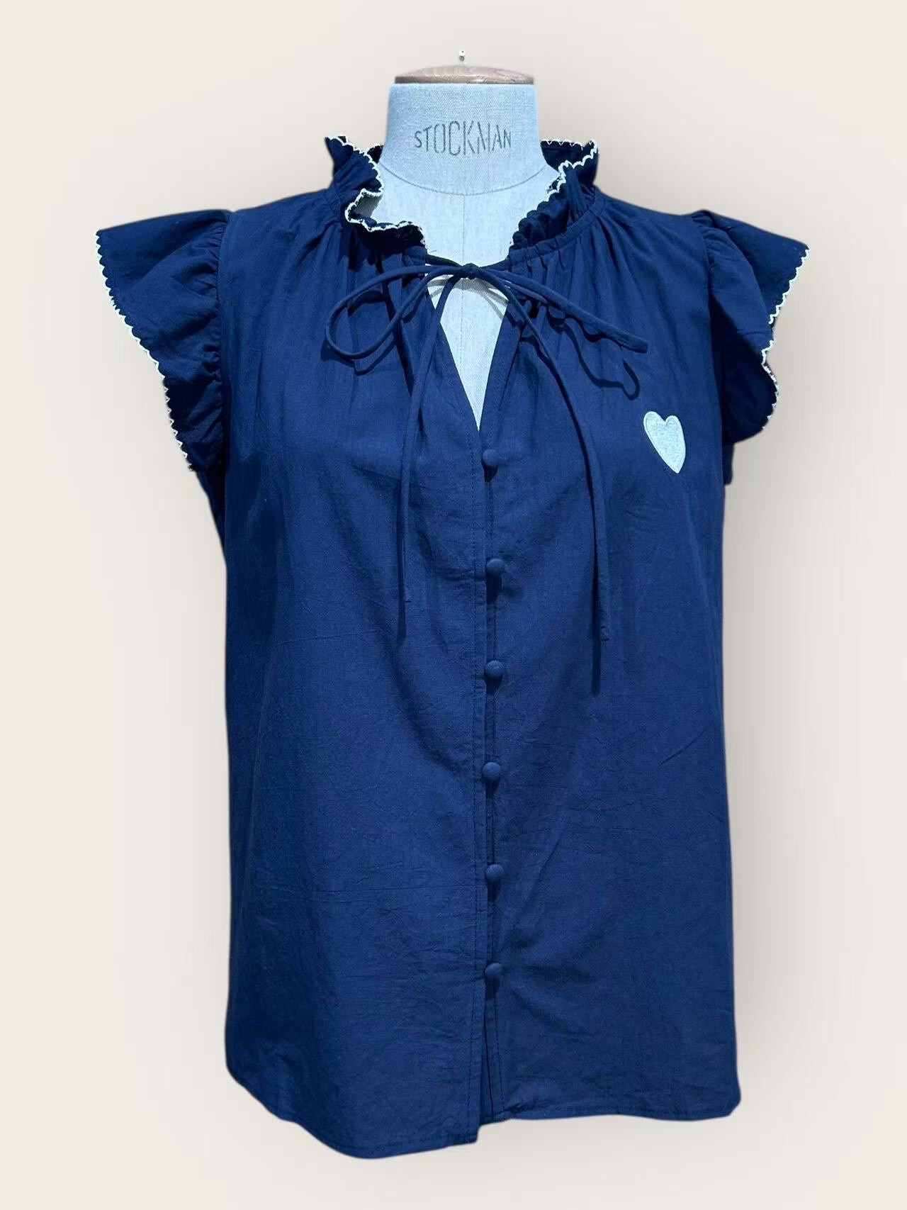 Großhändler In April 1986 - Elegante geknöpfte Bluse, veredelt durch ein dezentes kleines Herz.