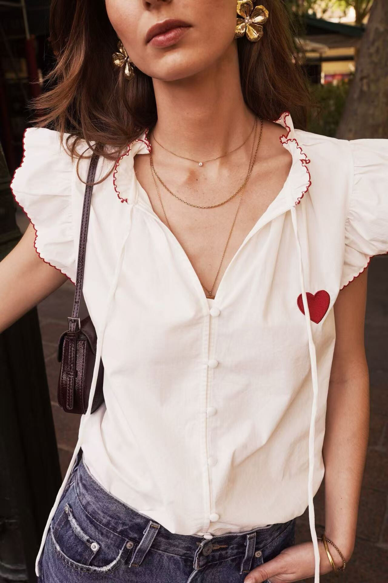 Grossiste In April 1986 - Blouse élégante boutonnée, sublimée par un petit coeur discret.