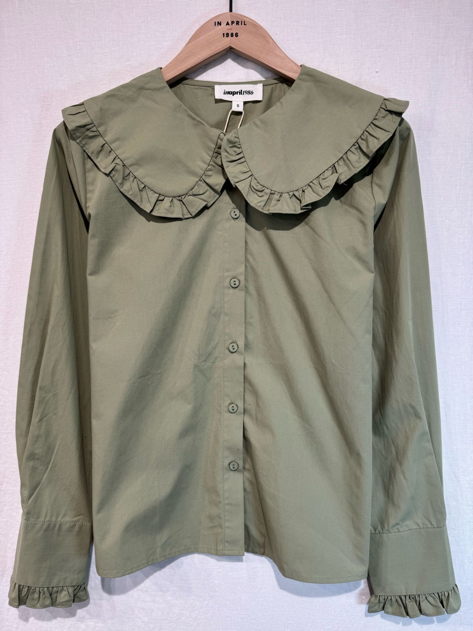 Col Ruffle Ruffled wide-collar shirt – retro chic vibe. | Paris Fashion Shops