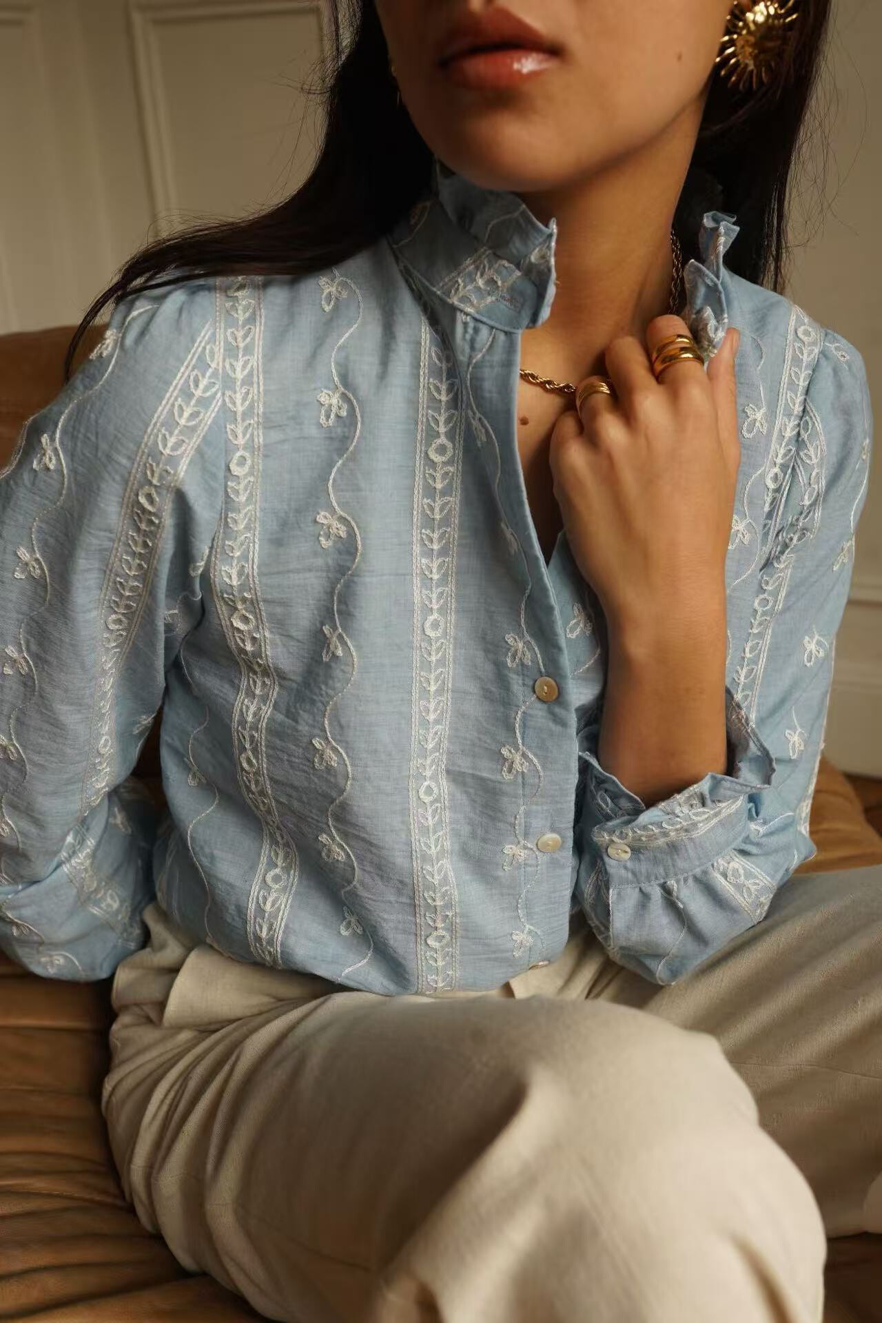 Grossiste In April 1986 - Blouse à manches longues, délicatement brodée de fleurs pour une touche féminine et raffinée.