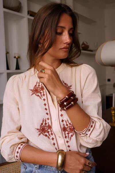 Grossiste In April 1986 - Chemise en coton avec motifs placés – Détail graphique et coupe moderne. Grossiste In April 1986 - Chemise en coton avec motifs placés – Détail graphique et coupe moderne.