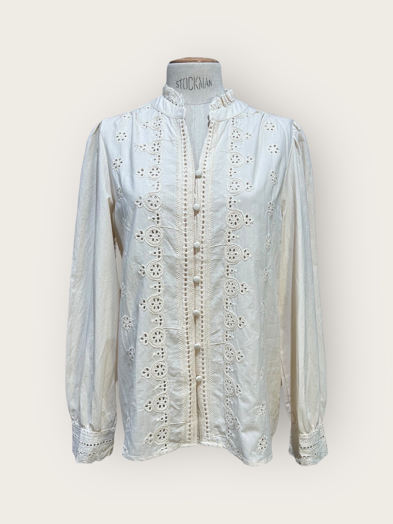 Grossiste In April 1986 - Chemise – Intemporelle et moderne, elle se porte aussi bien rentrée que lâchée.