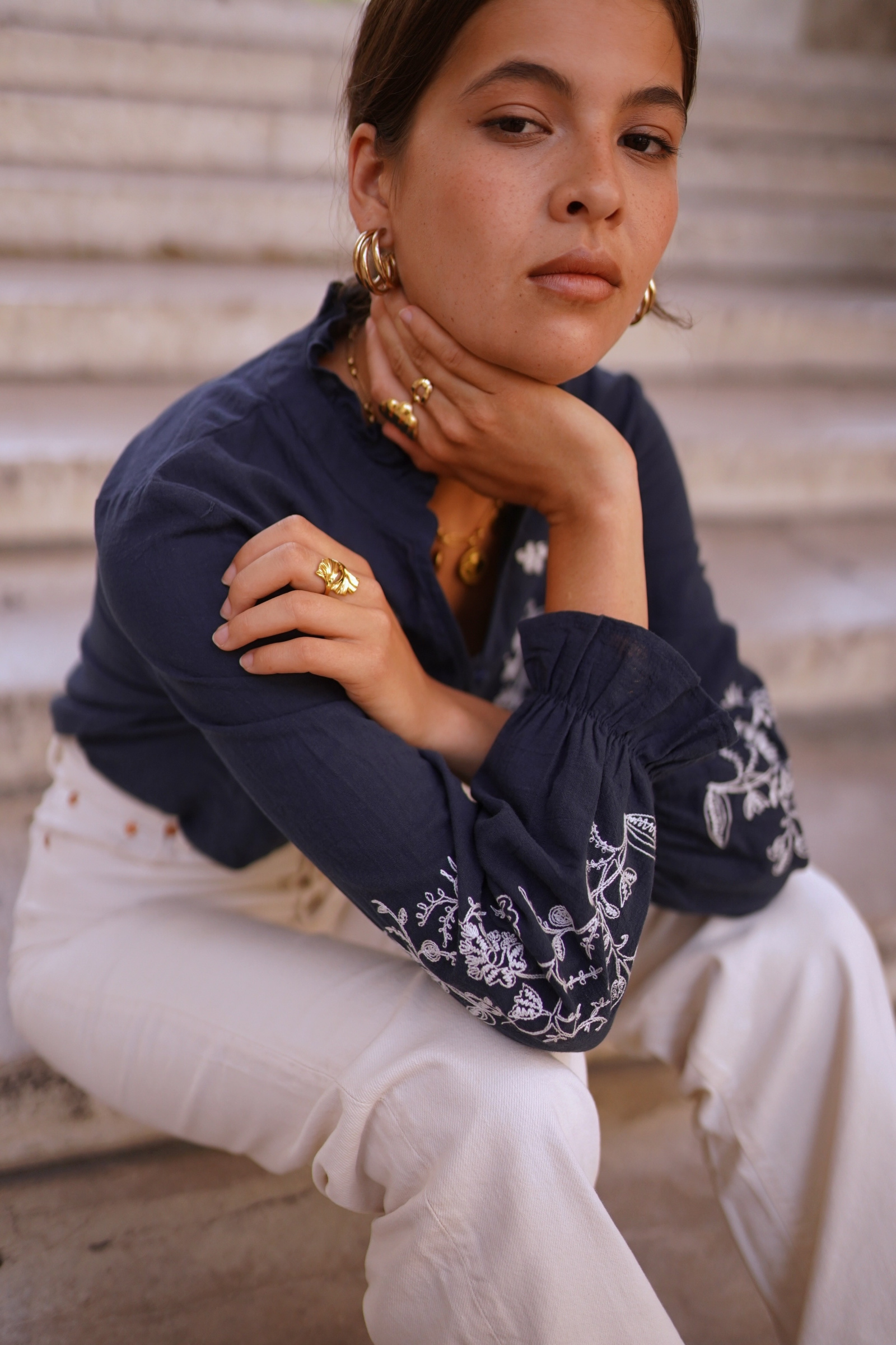 Mayorista In April 1986 - Camisa bordada con botones - elegancia floral y detalles refinados.