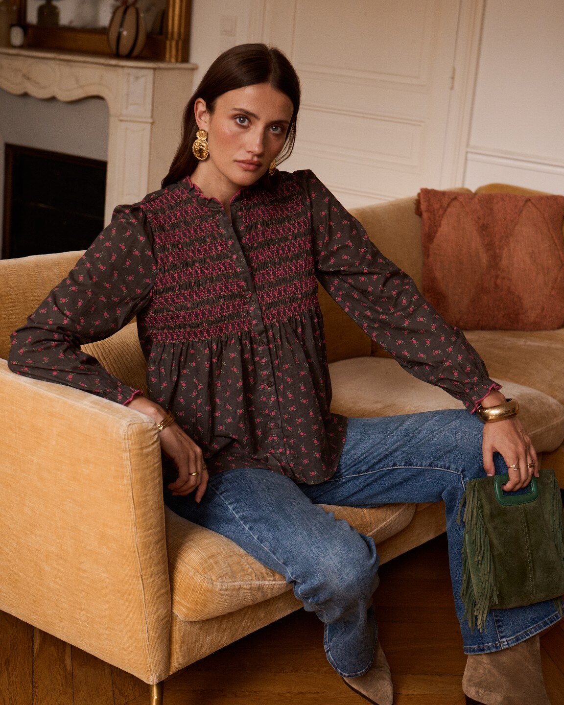 Grossiste In April 1986 - Blouse fleurie à smocks et col montant.