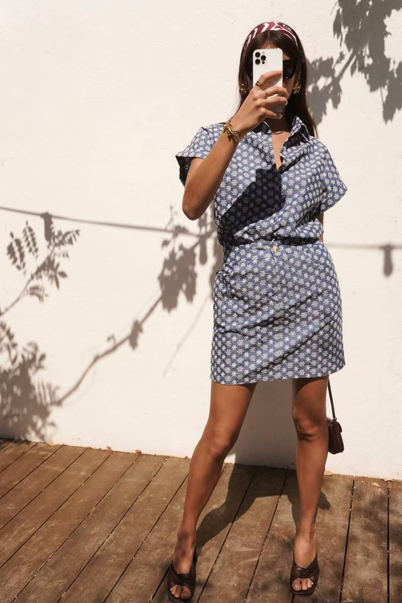 Wholesaler In April 1986 - Elegant blue skirt, enhanced by a delicate white floral embroidery.