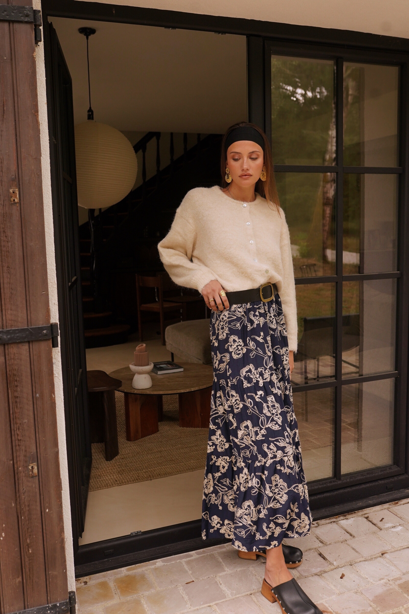 Wholesaler In April 1986 - Feminine and bohemian, this long skirt seduces with its delicate floral print and refined lace details.