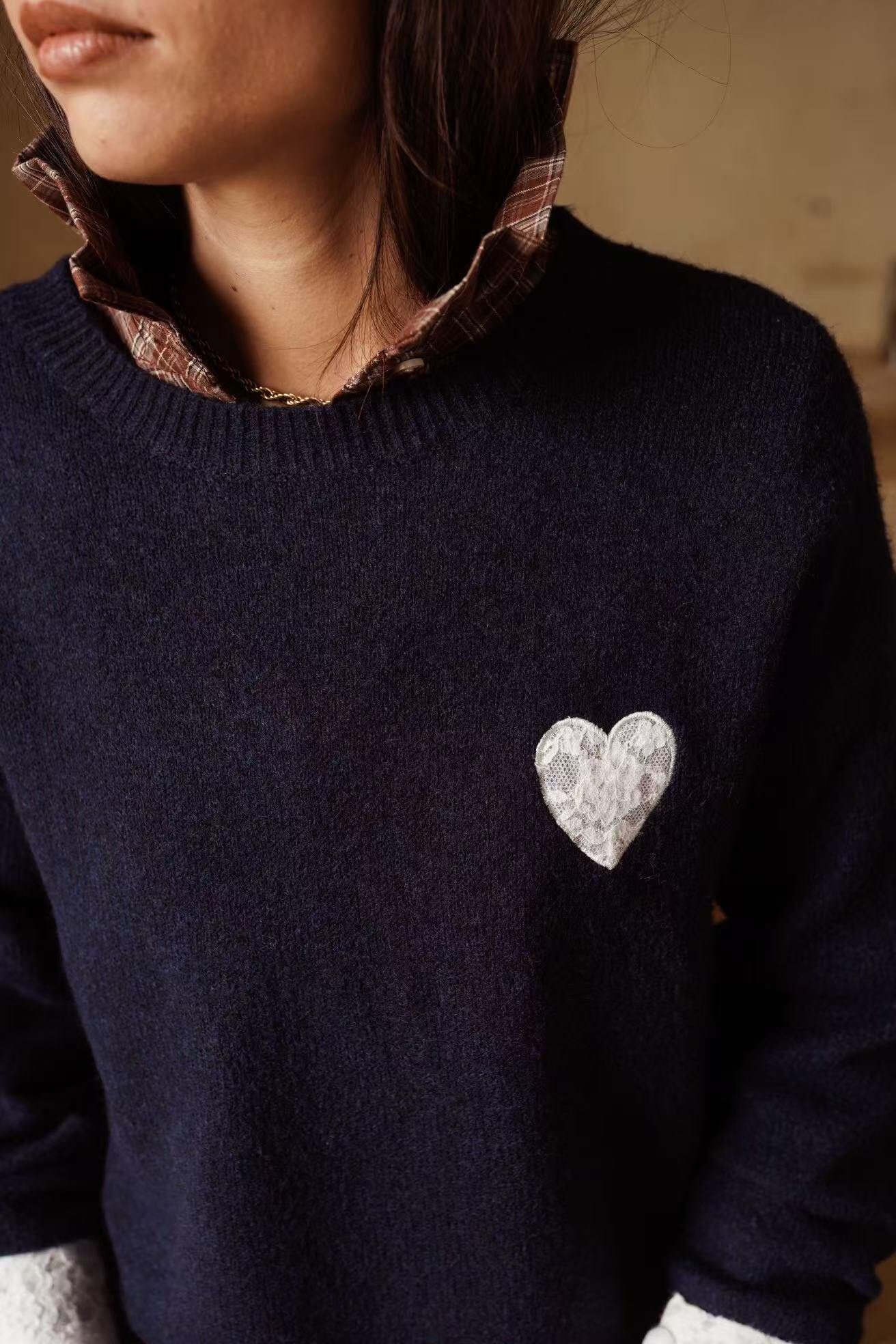 Grossista In April 1986 - Il maglione con cuore ricamato - Un essenziale pieno di fascino.
