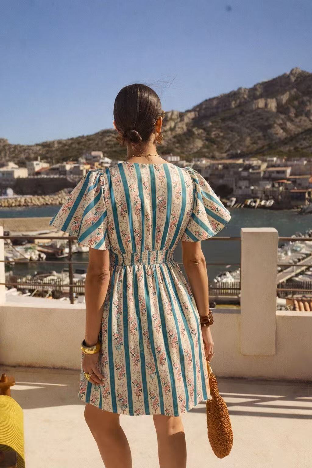 Grossiste In April 1986 Outlet - Robe courte imprimée – manches courtes et col V.