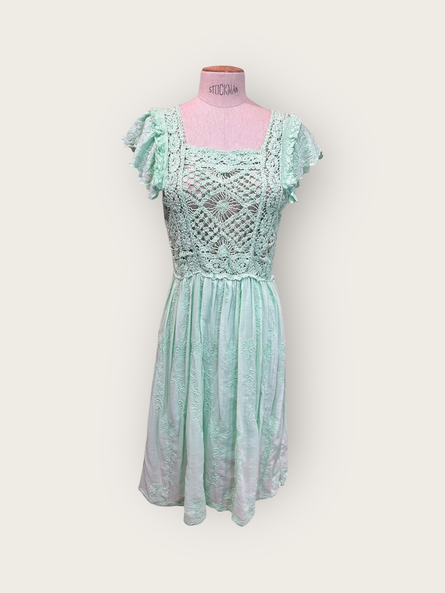 Grossiste In April 1986 - Robe brodée bohème à manches volantées et haut crochet