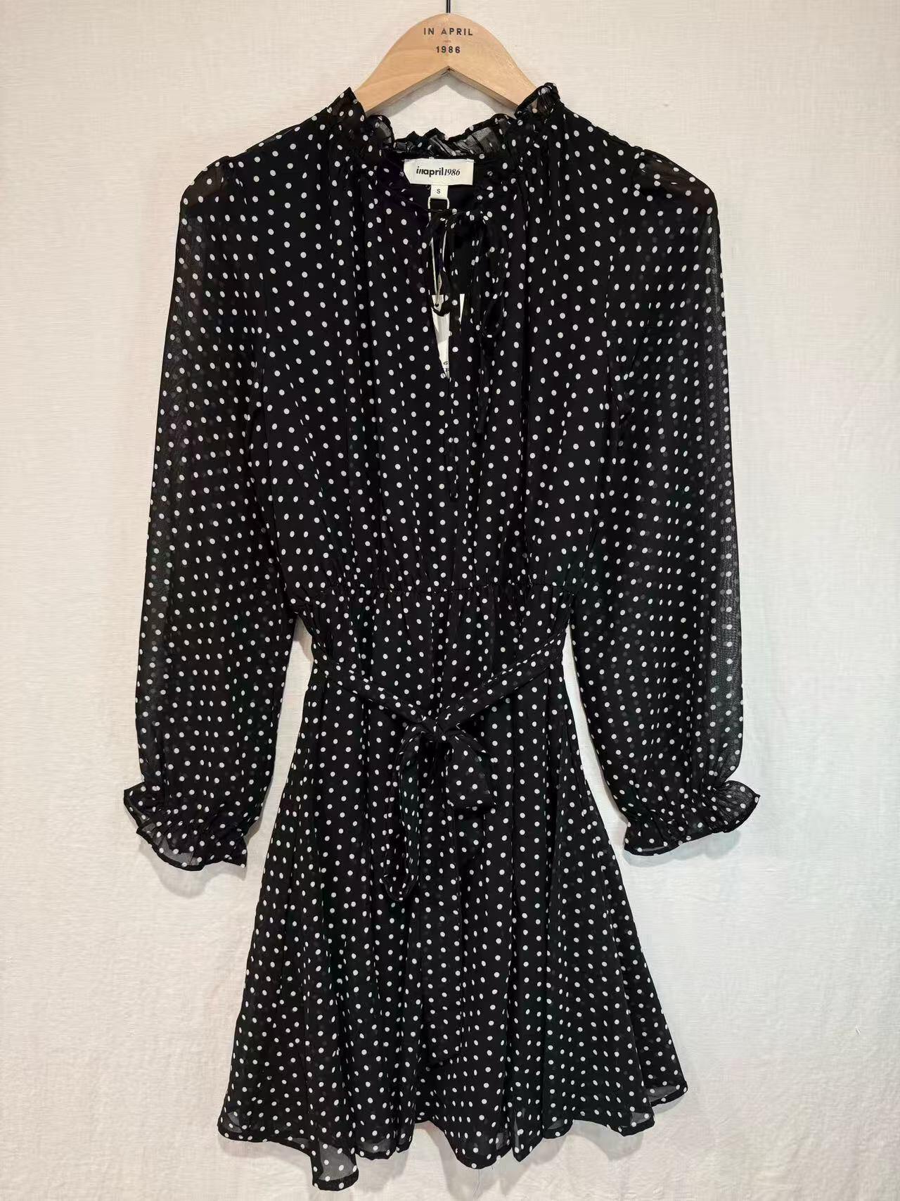 Mayorista In April 1986 - Vestido Corto Fluido de Lunares – Cintura Elástica y Cuello Fruncido.