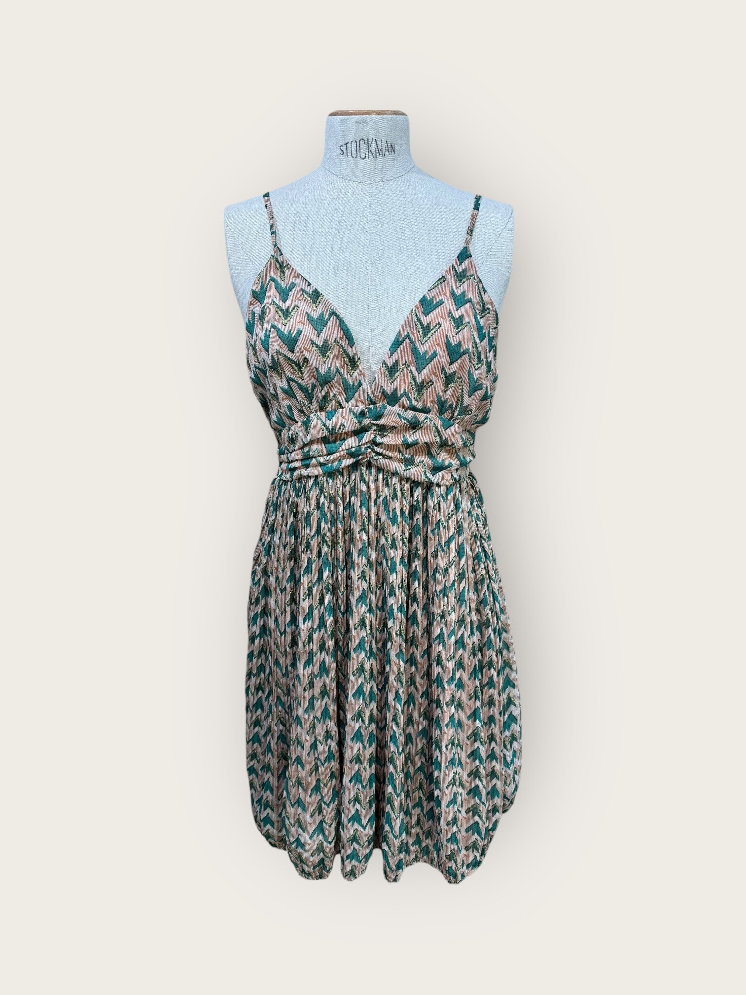 Grossiste In April 1986 - Robe courte plissée à bretelles et motif chevron