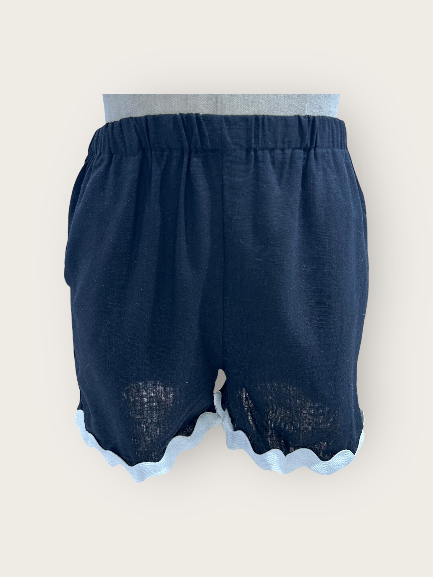 Grossiste In April 1986 - Short fluide à taille élastique et bord ondulé contrasté