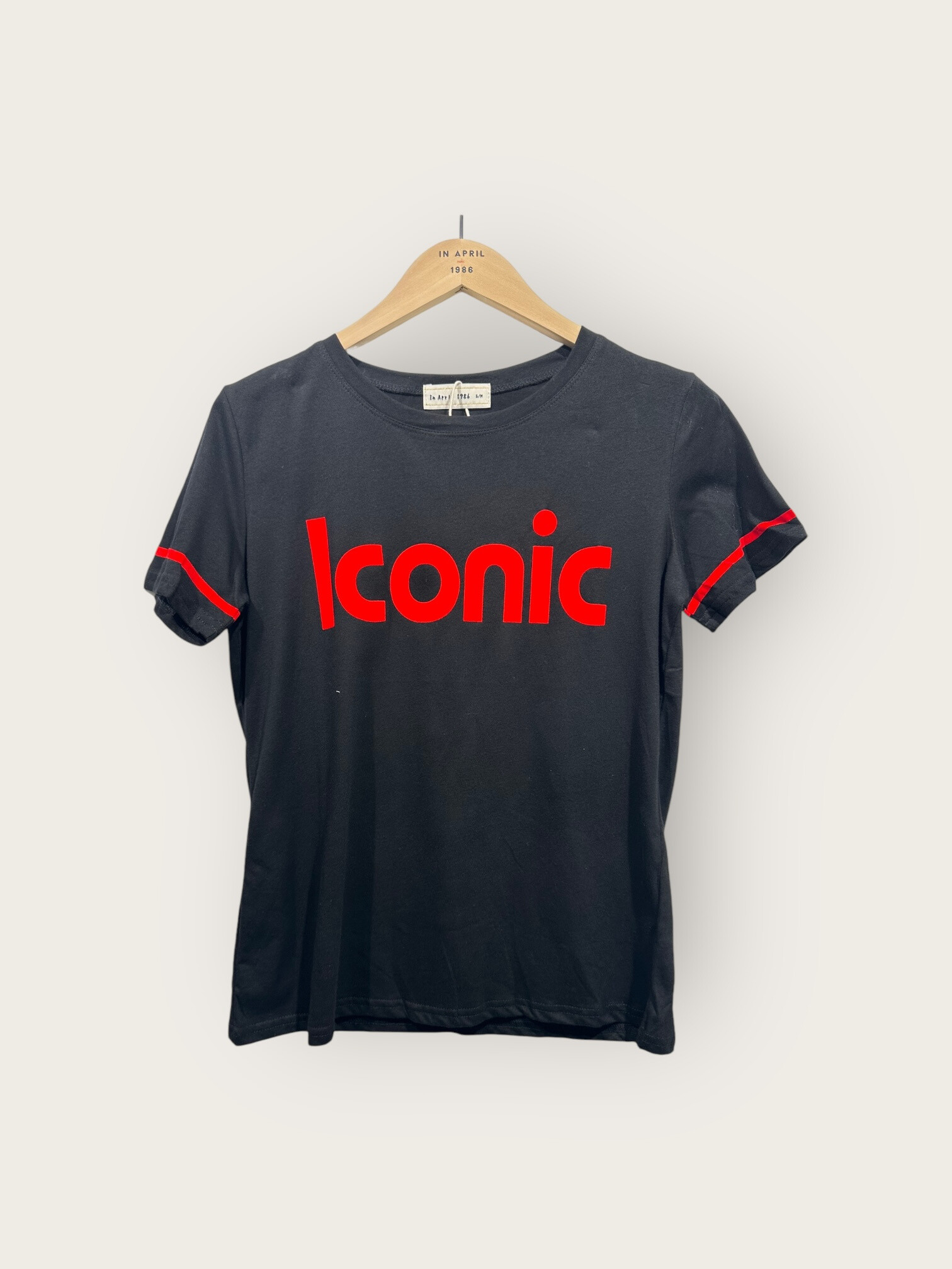 Grossiste In April 1986 - T-shirt noir à message « Iconic » et détails contrastés
