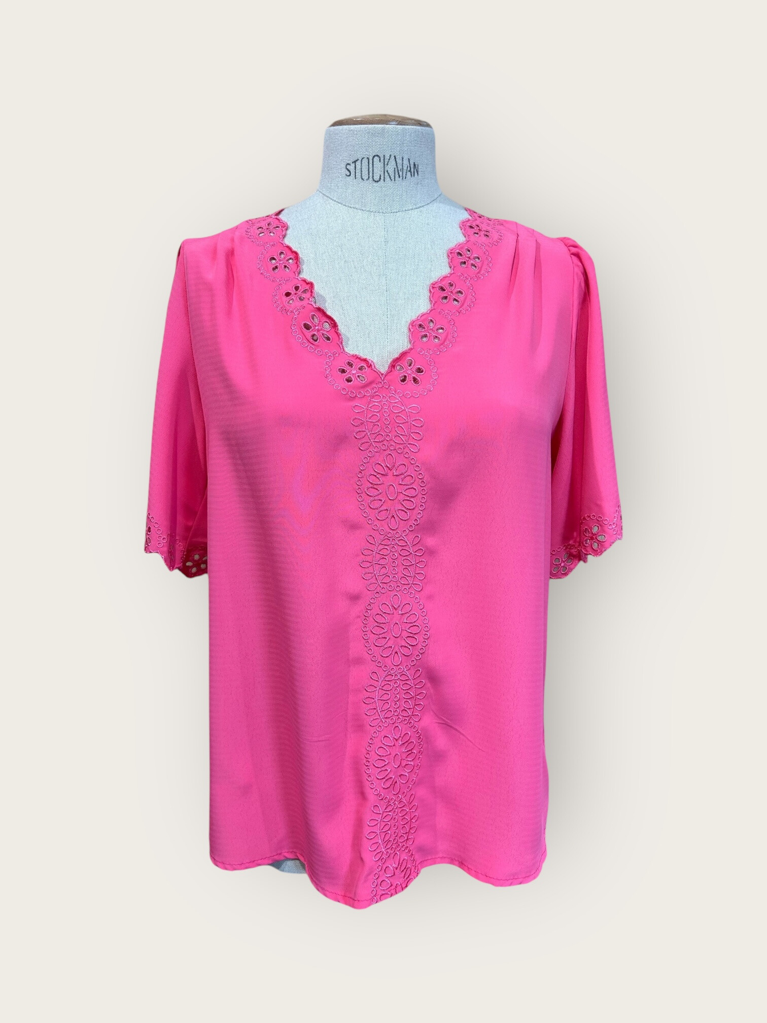 Grossiste In April 1986 - Blouse fluide à broderies et col en V ajouré