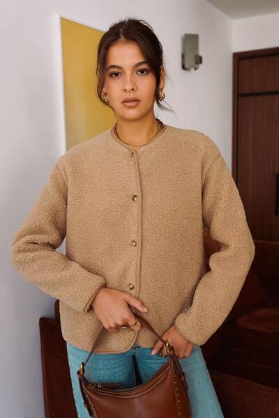 Grossiste In April 1986 - Veste teddy en fausse fourrure beige - Douce, chaude et résolument tendance - la pièce cocooning indispensable de la saison. Grossiste In April 1986 - Veste teddy en fausse fourrure beige - Douce, chaude et résolument tendance - la pièce cocooning indispensable de la saison.