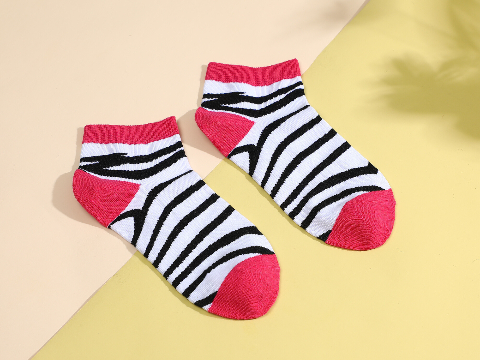Großhändler Ines Delaure - Sockenpakete, Zebra mit Kisten