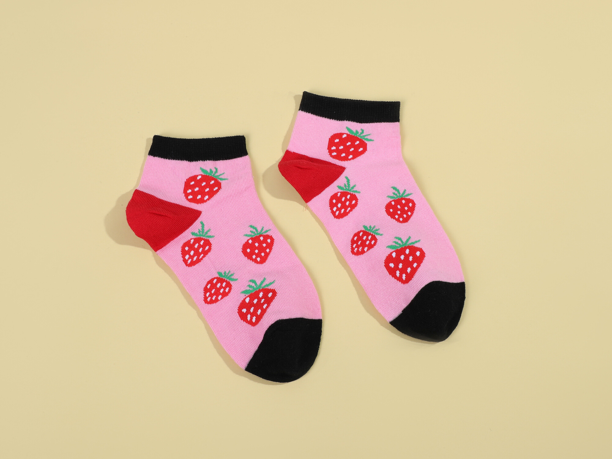 Großhändler Ines Delaure - Sockenpakete, Erdbeeren