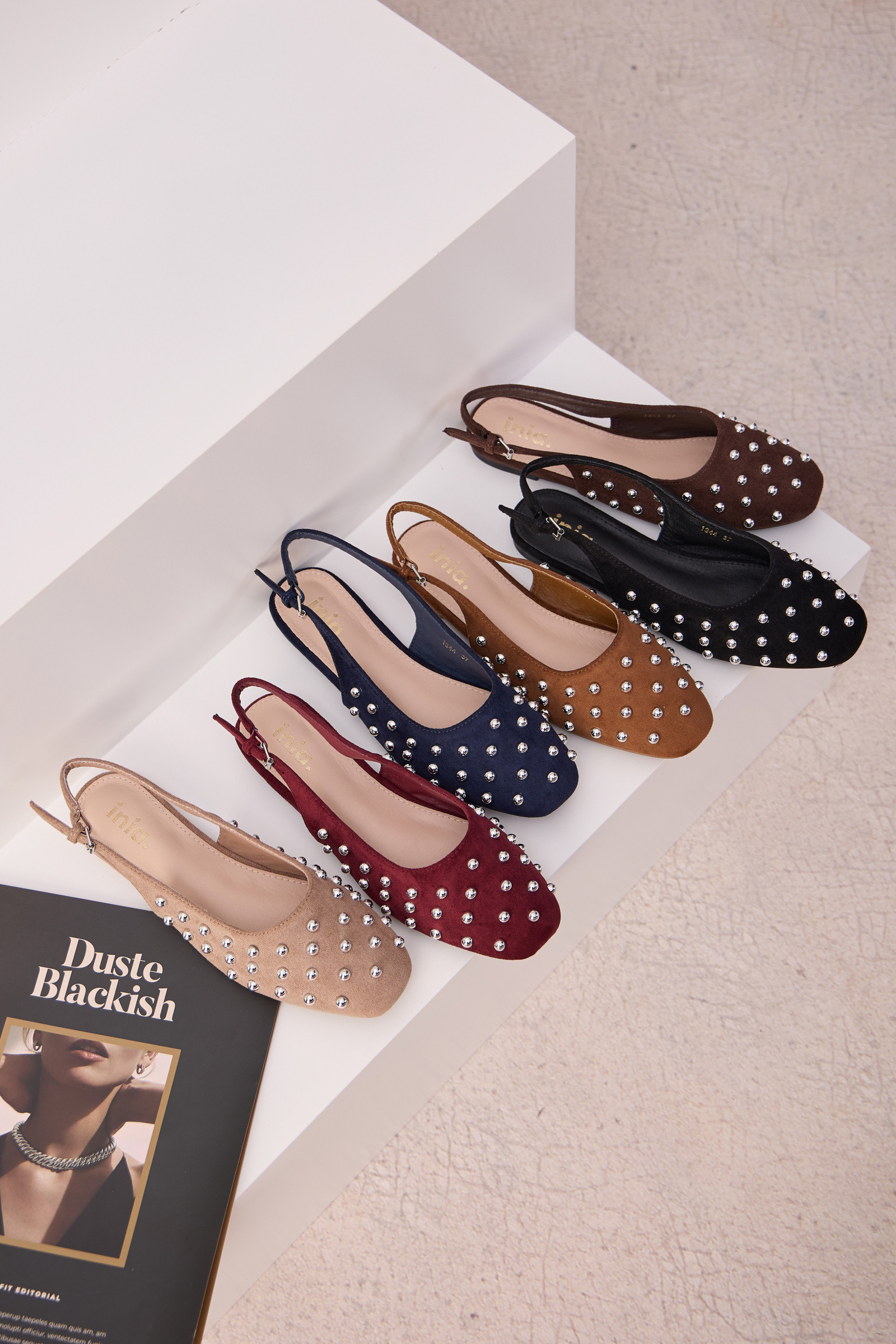 Grossista Inia. - Ballerine slingback in camoscio con borchie
