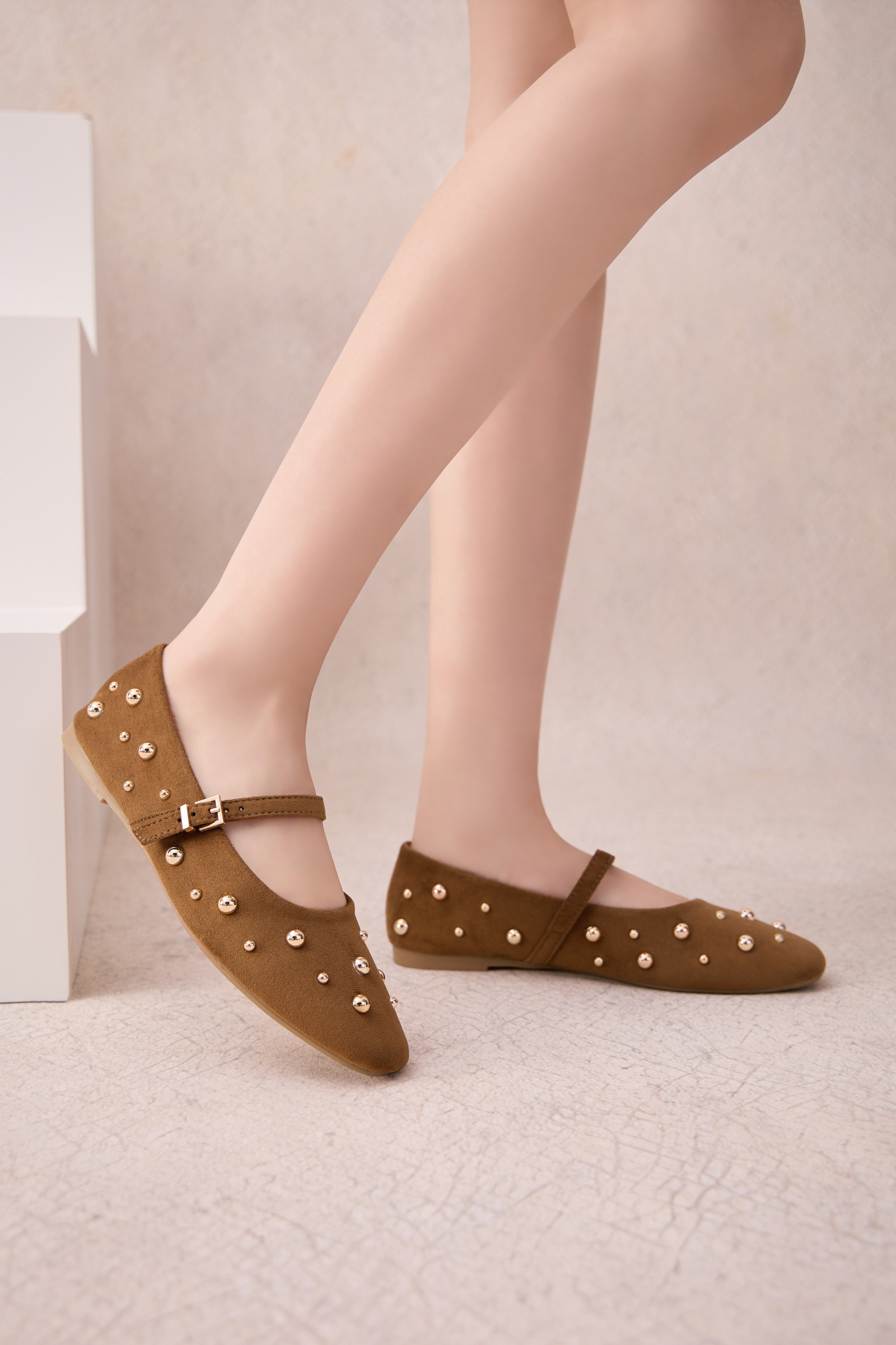 Grossiste Inia. - Ballerines en daim cloutées avec boucle dorée