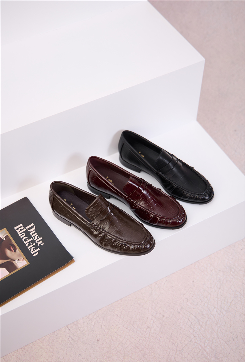 Wholesaler Inia. - Flat loafers with crocodile effect