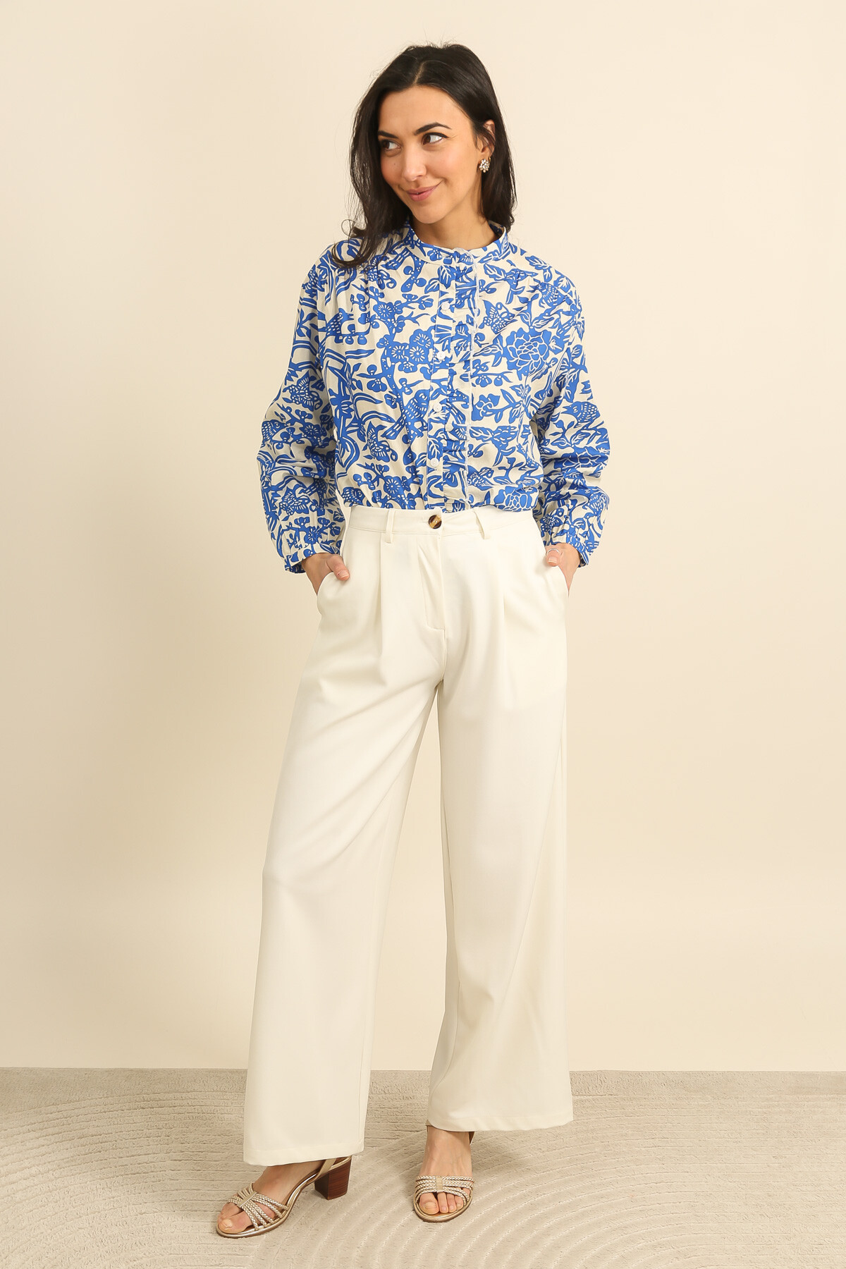Grossiste Inspiration Studio - Blouse en coton à imprimé graphique bleu, col montant et boutonnage discret, à l’allure raffinée et contemporaine.