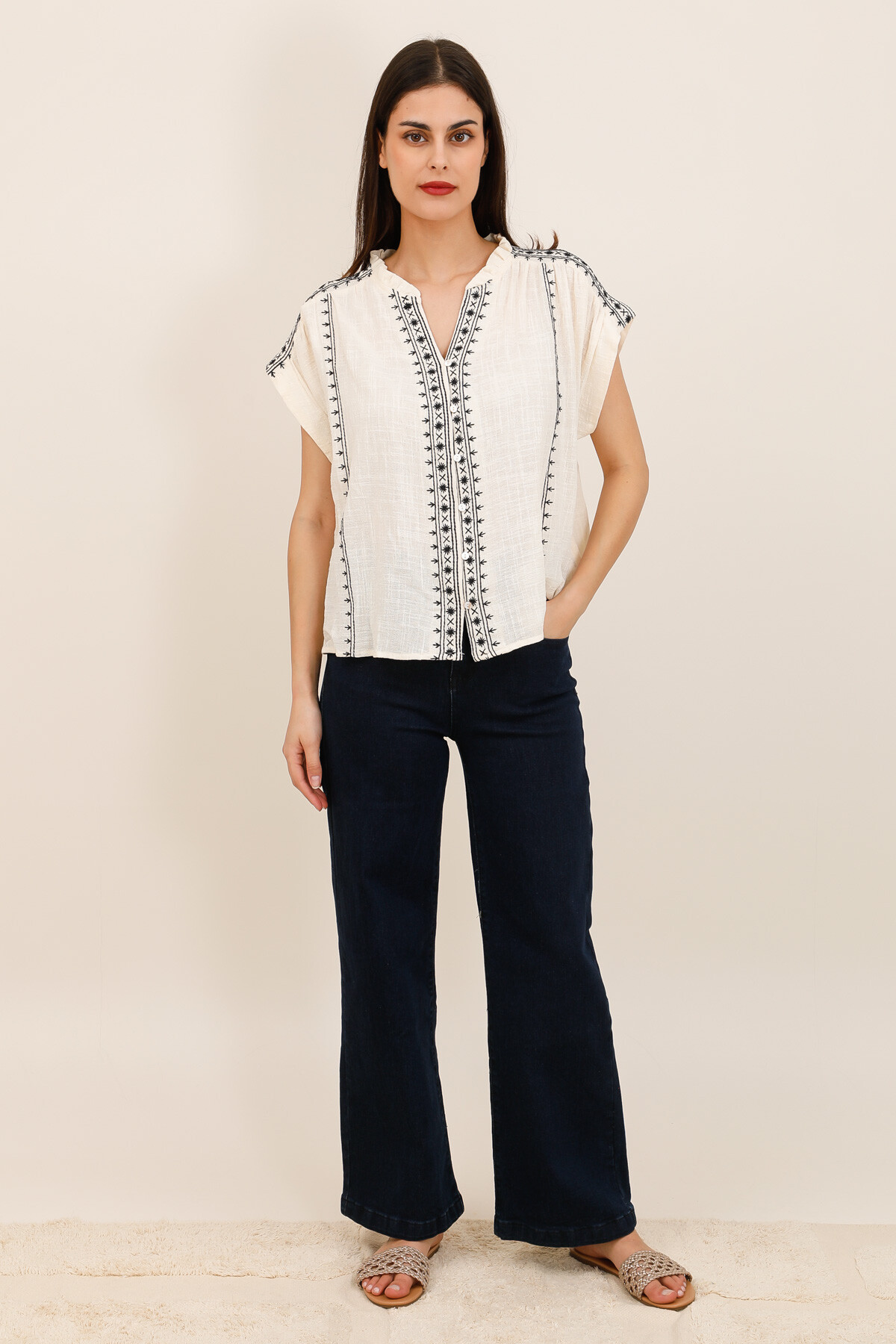 Mayorista Inspiration Studio - Blusa sin mangas con bordados en contraste y cuello con volantes.
