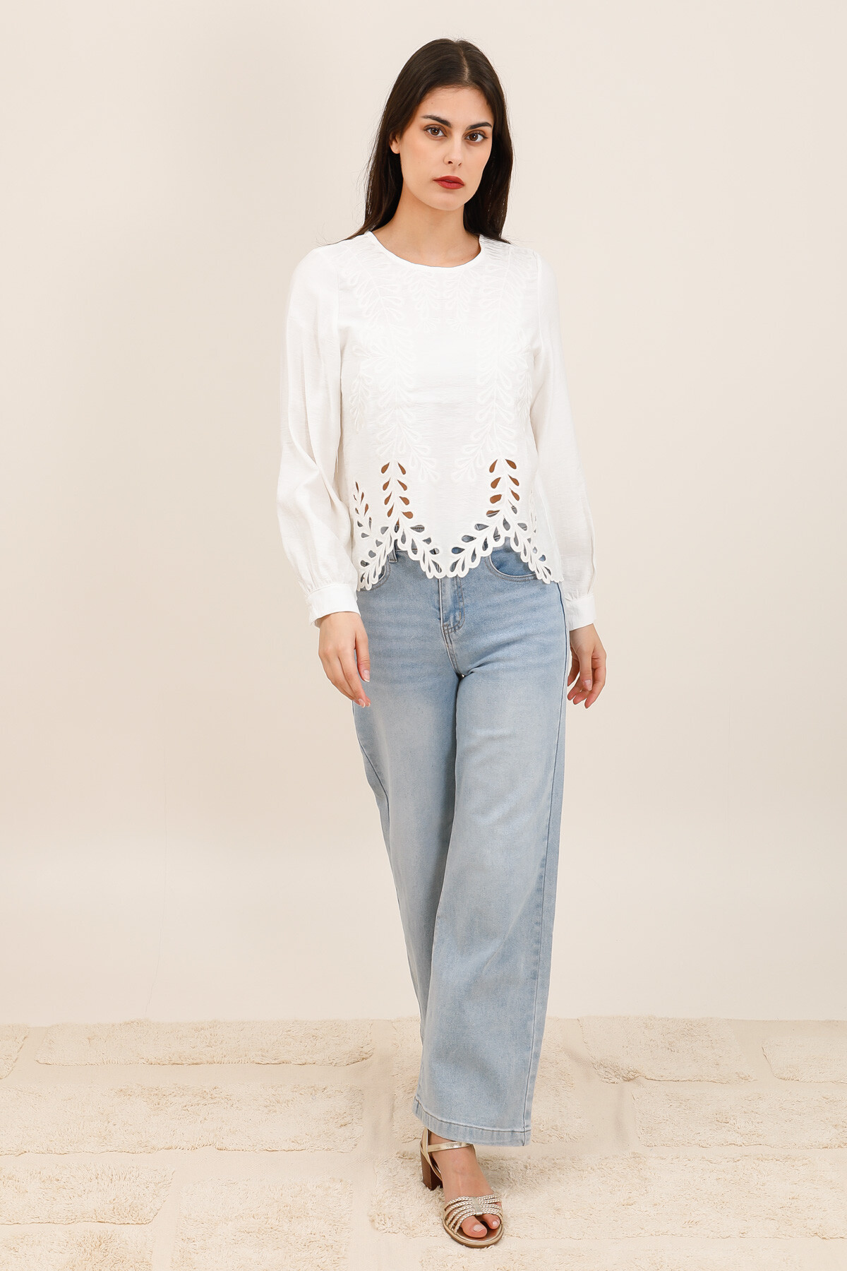 Grossiste Inspiration Studio - Blouse unie manches longues avec broderie ton sur ton et finition ajourée.