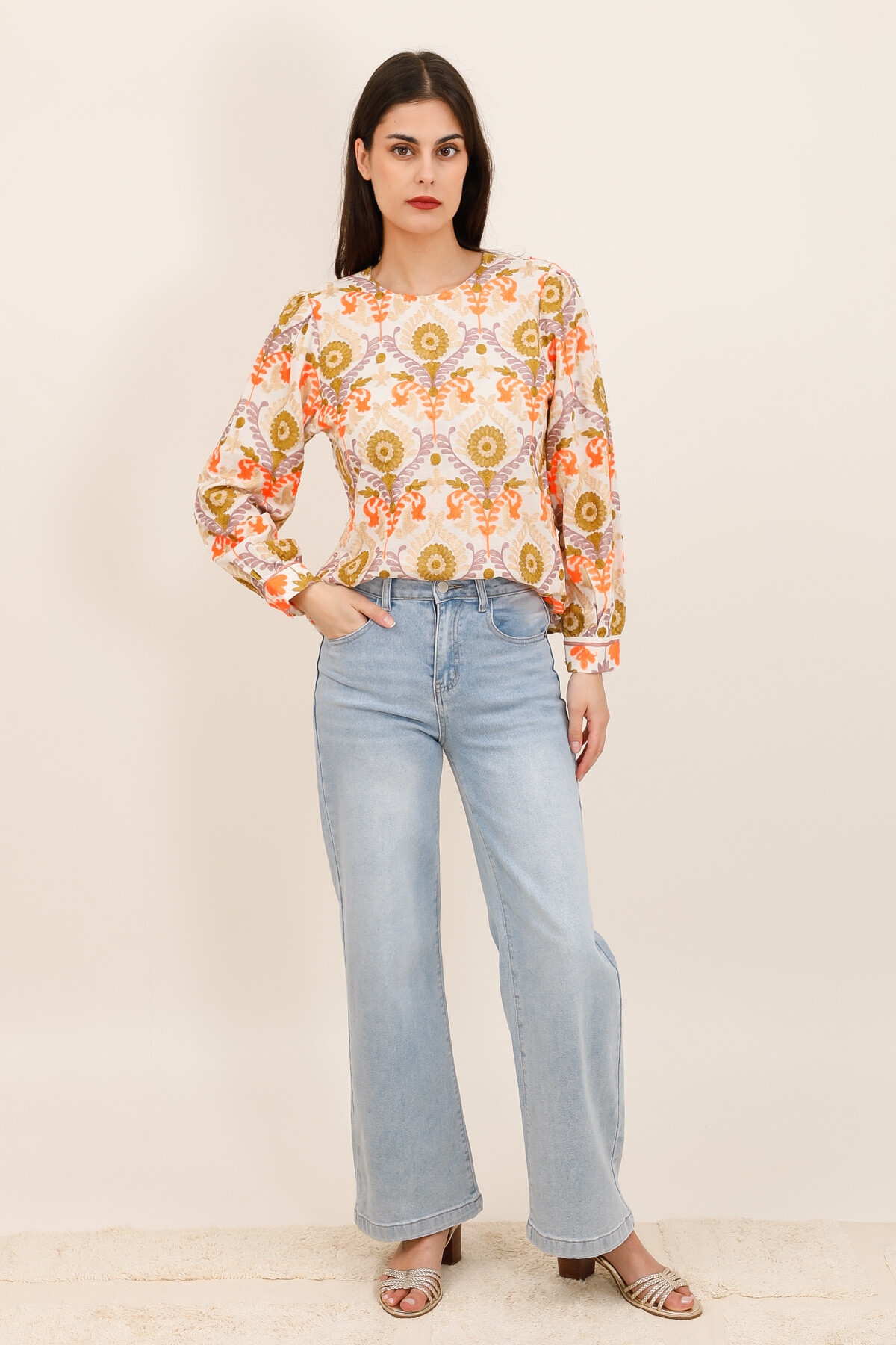 Mayorista Inspiration Studio - Blusa de manga larga con bordados por toda la prenda y corte elegante.