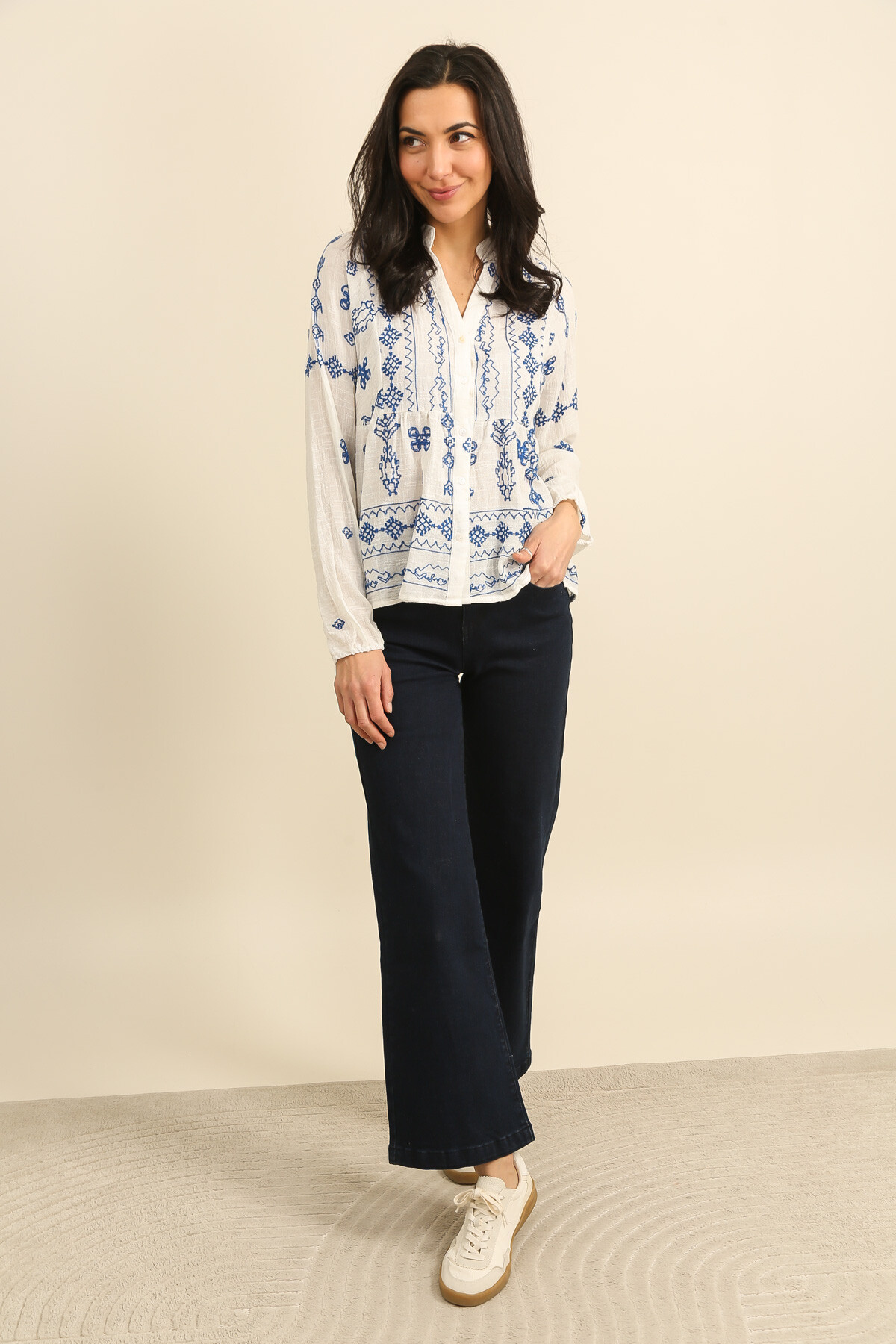 Grossiste Inspiration Studio - Blouse en coton léger ornée de broderies délicates, à la coupe droite légèrement ample, manches longues et tombé fluide.