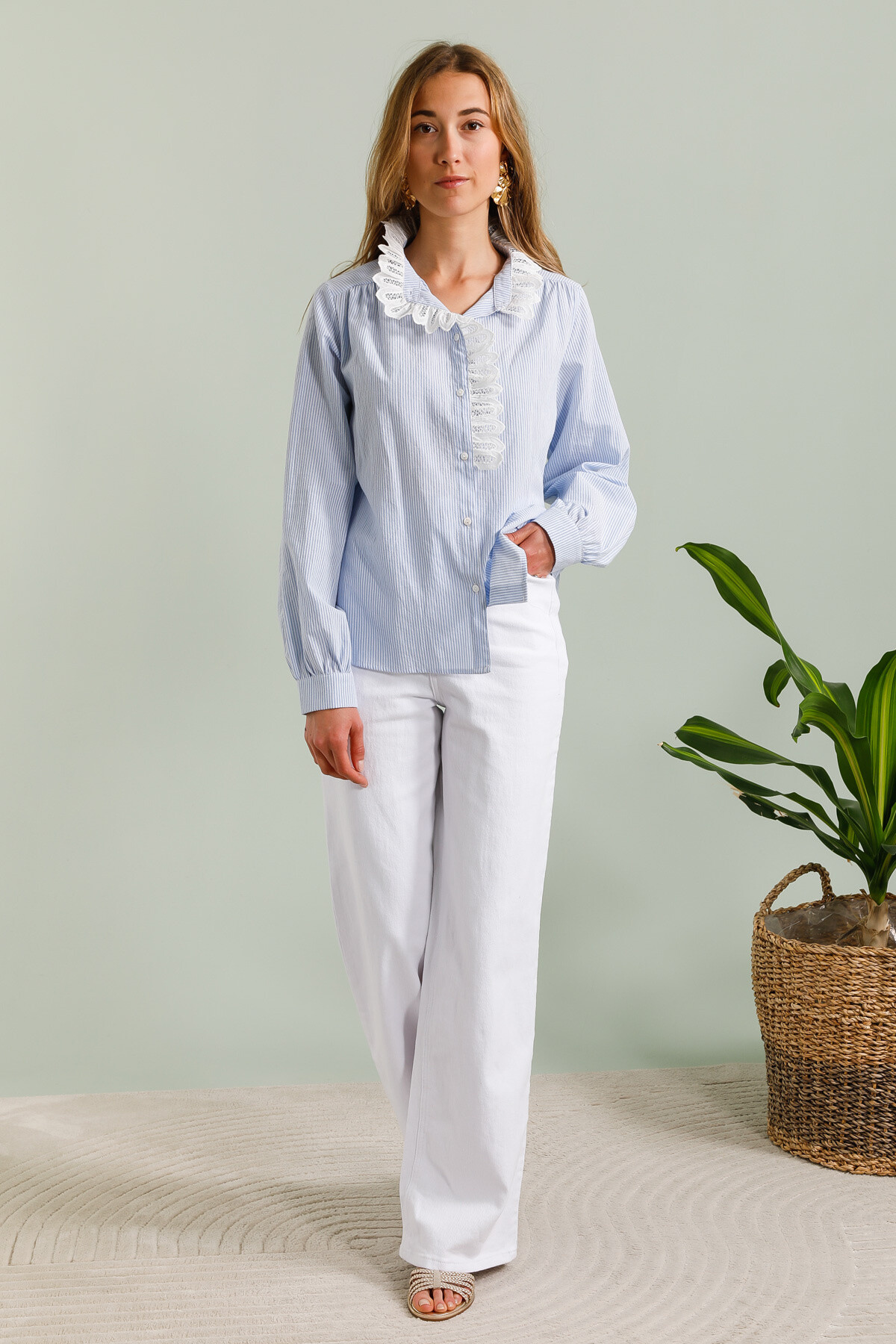 Grossista Inspiration Studio - Blusa a strisce di cotone con colletto in pizzo aperto.