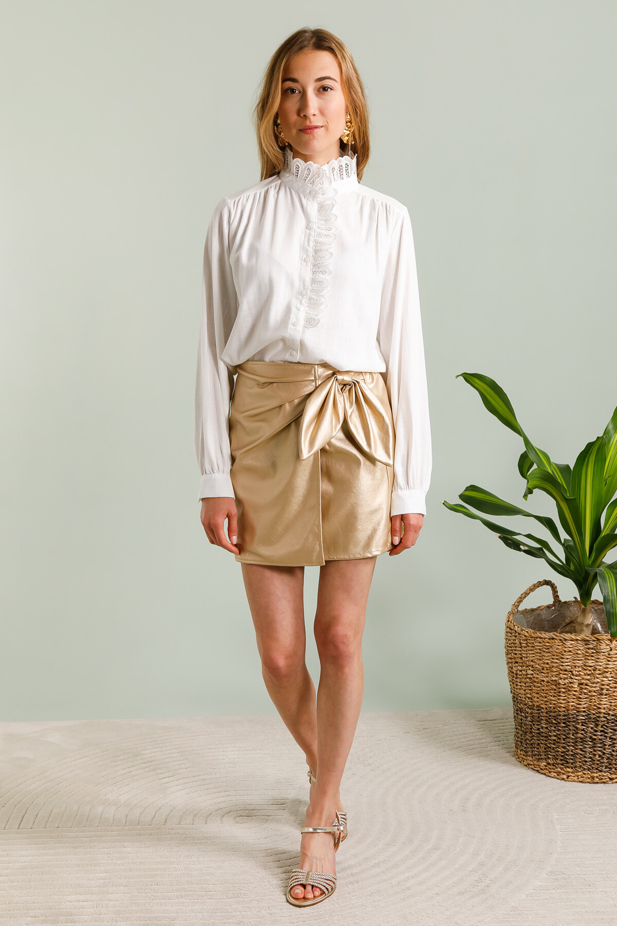 Grossista Inspiration Studio - Blusa di lino con colletto in pizzo.