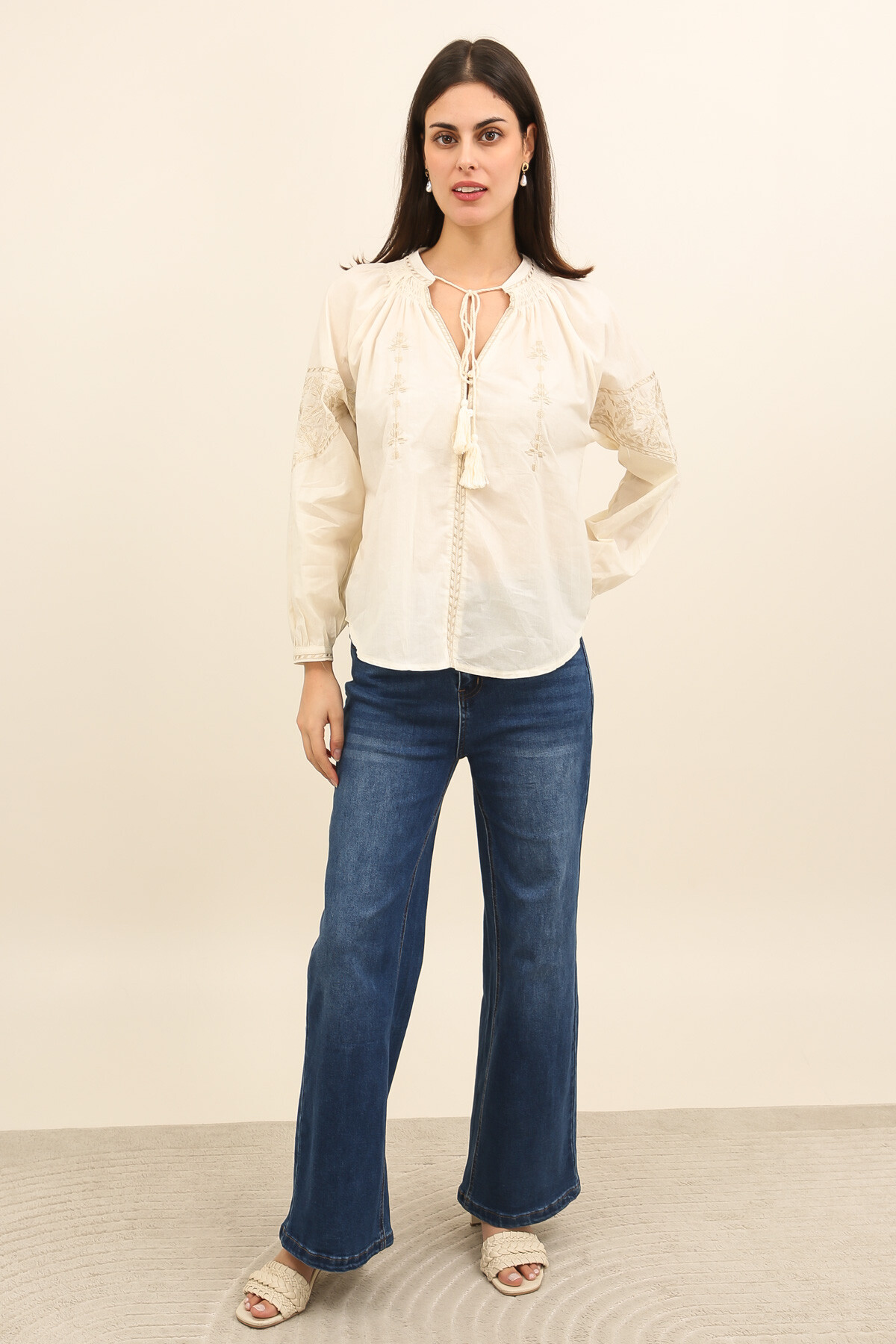 Grossiste Inspiration Studio - Blouse écrue brodée à lien noué, élégante et bohème, au charme délicatement artisanal.