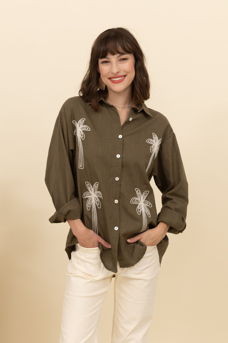 Mayorista Inspiration Studio - Camisa de viscosa y lino con bordado de palmeras de Glamorous