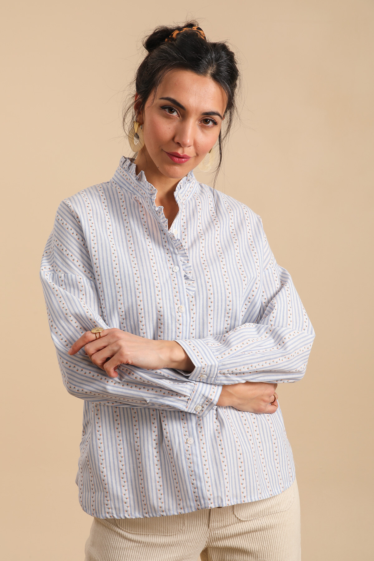 Wholesaler Inspiration Studio - Cotton shirt with stripes and small embroidered flowers.