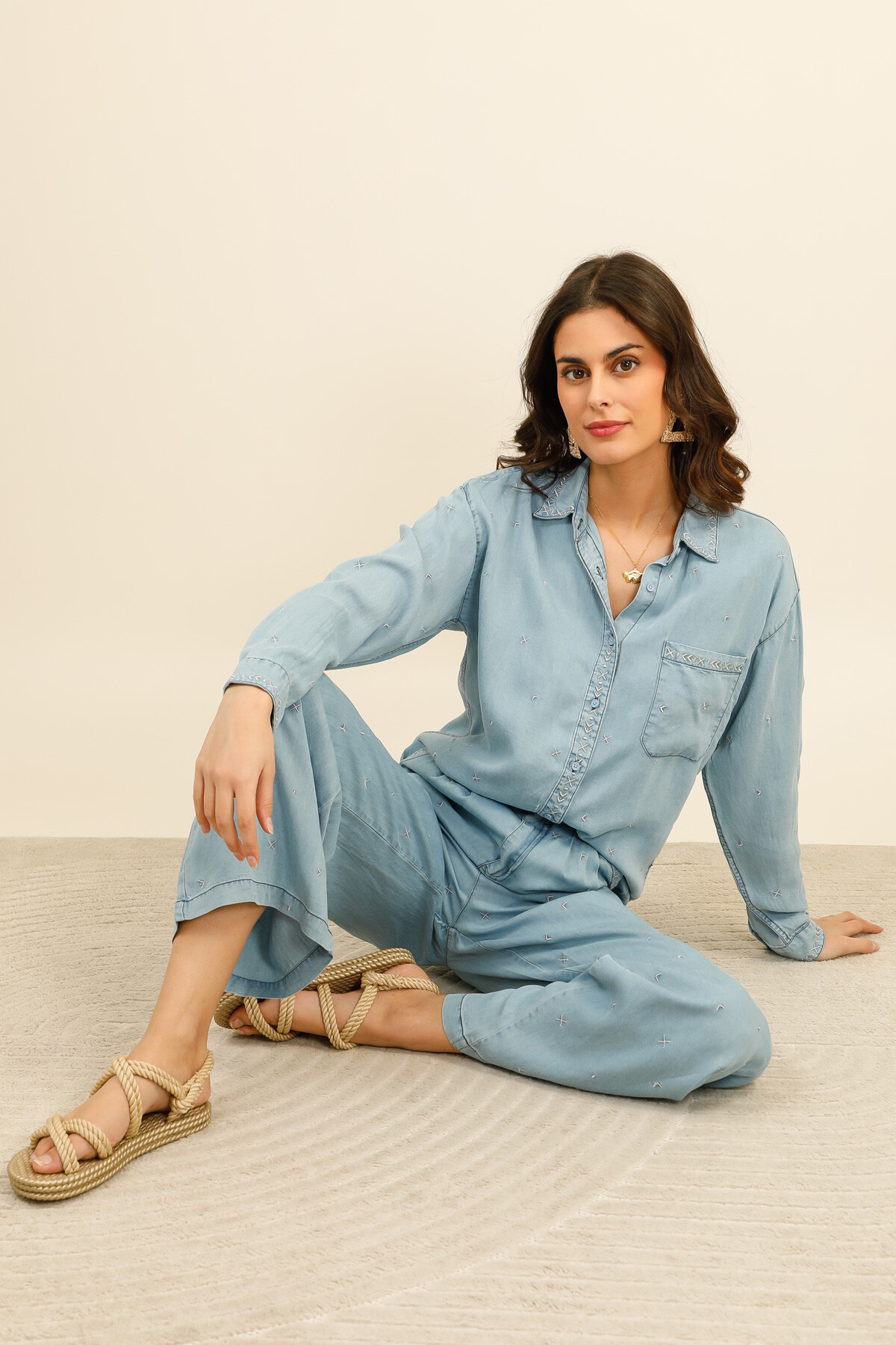 Grossiste Inspiration Studio - Chemise 100% Tencel bleu clair, broderies ton sur ton et coupe fluide, à coordonner avec le pantalon réf. 009 pour un total look.