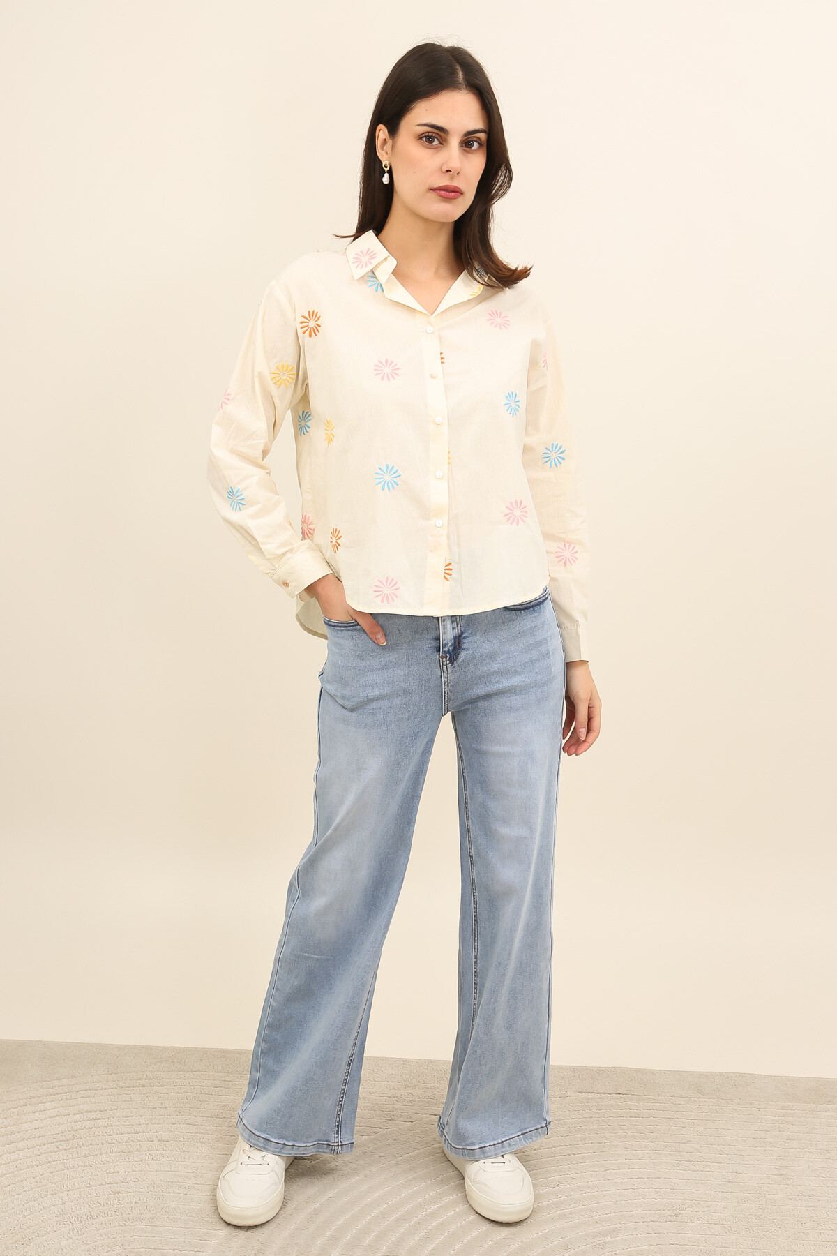 Grossiste Inspiration Studio - Chemise écrue brodée de fleurs multicolores, douce et lumineuse, à l’esprit frais et printanier.