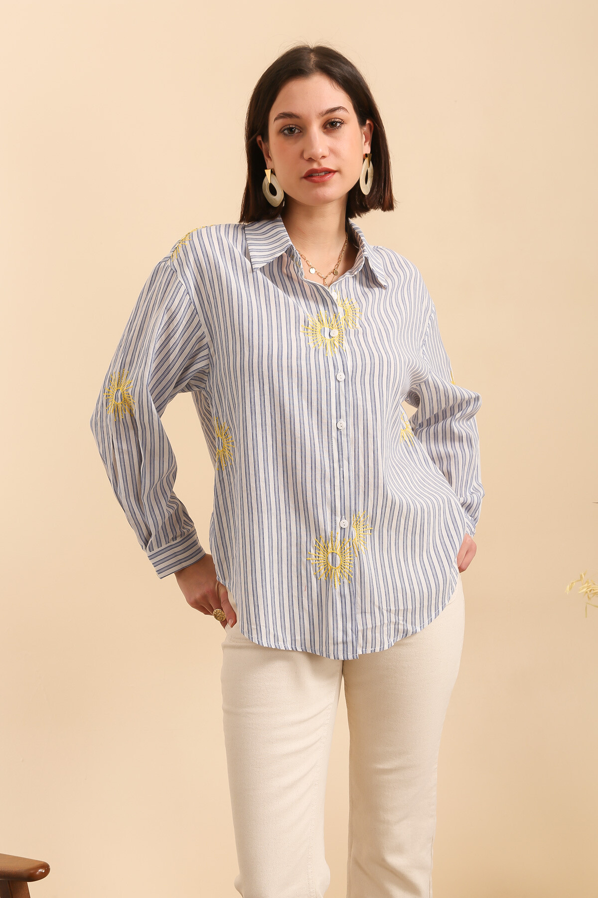 Grossista Inspiration Studio - Camicia fluida in cotone a righe, ricamata con motivi di sole giallo.