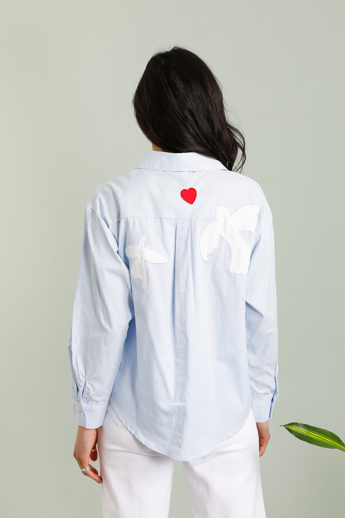 Grossista Inspiration Studio - Camicia di cotone con ricamo posteriore.