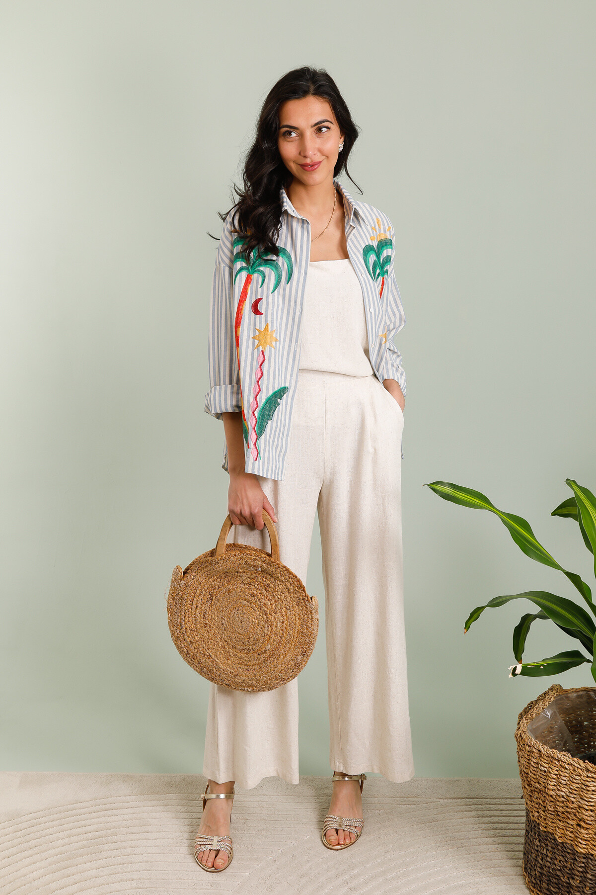 Grossista Inspiration Studio - Camicia di cotone a strisce ricamate in palma.