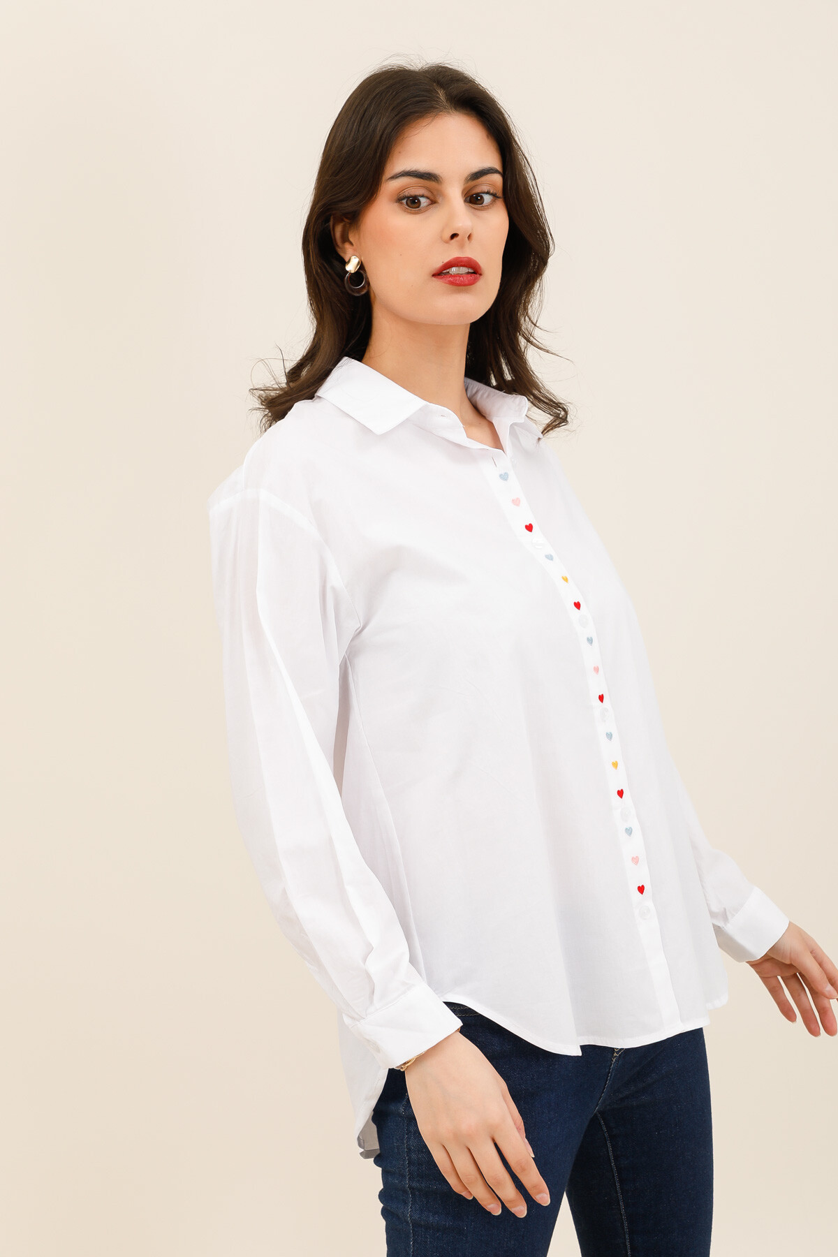 Grossiste Inspiration Studio - Chemise blanche avec détails cœurs brodés le long de la patte de boutonnages.