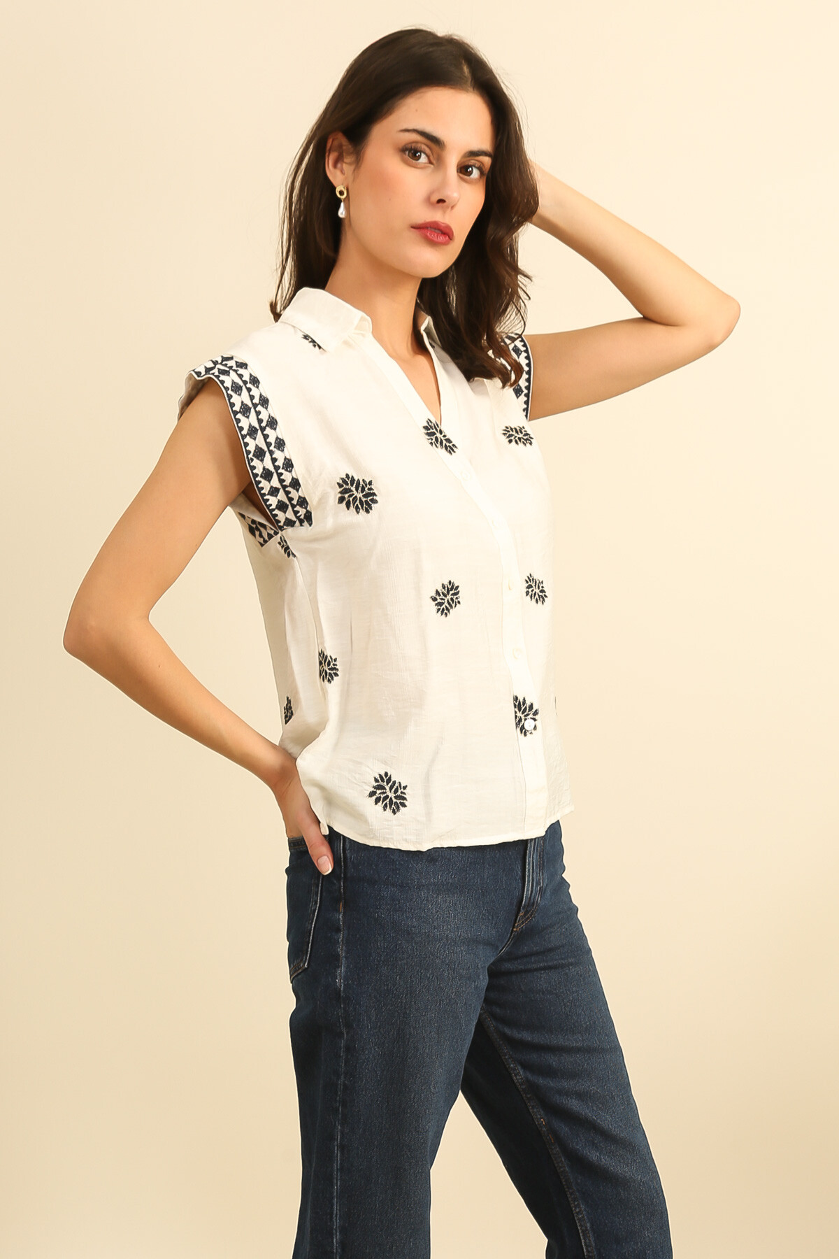 Grossiste Inspiration Studio - Chemise sans manches écrue brodée noir, une pièce élégante et graphique, idéale pour une silhouette estivale chic.